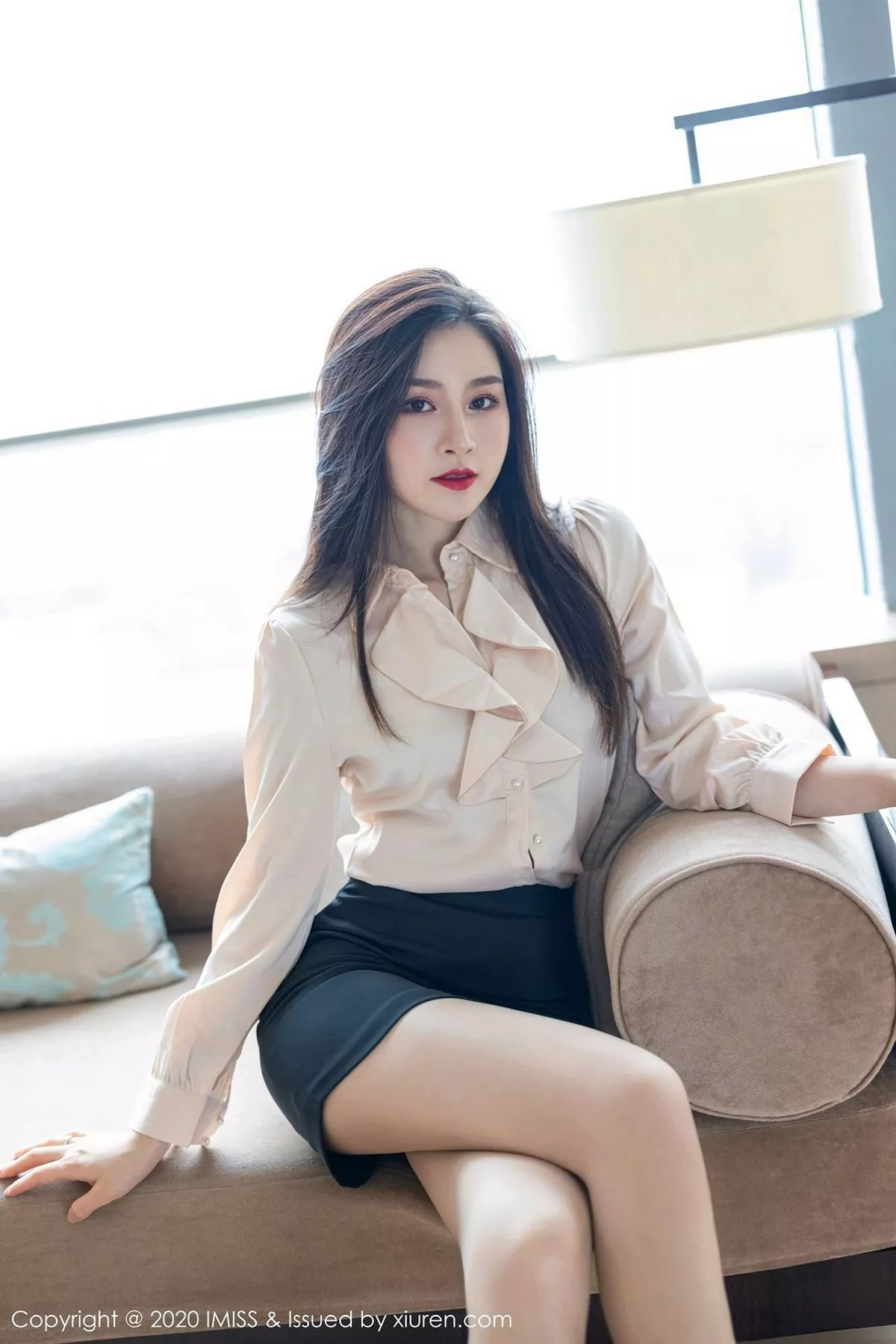 秀人集.com_[IMISS爱蜜社]Vol.528_气质美女Vanessa经典职场制服主题沙发上性感内衣完美诱惑写真71P