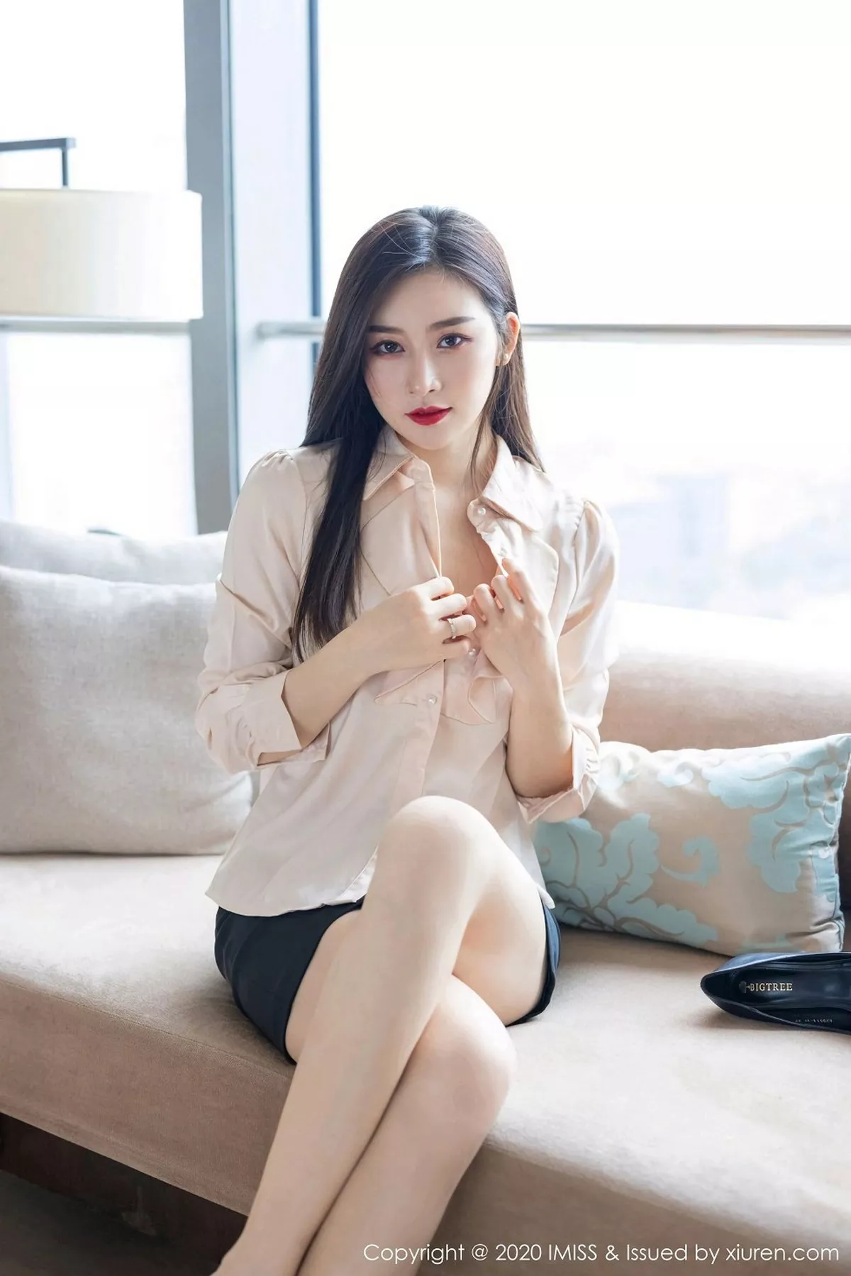 秀人集.com_[IMISS爱蜜社]Vol.528_气质美女Vanessa经典职场制服主题沙发上性感内衣完美诱惑写真71P