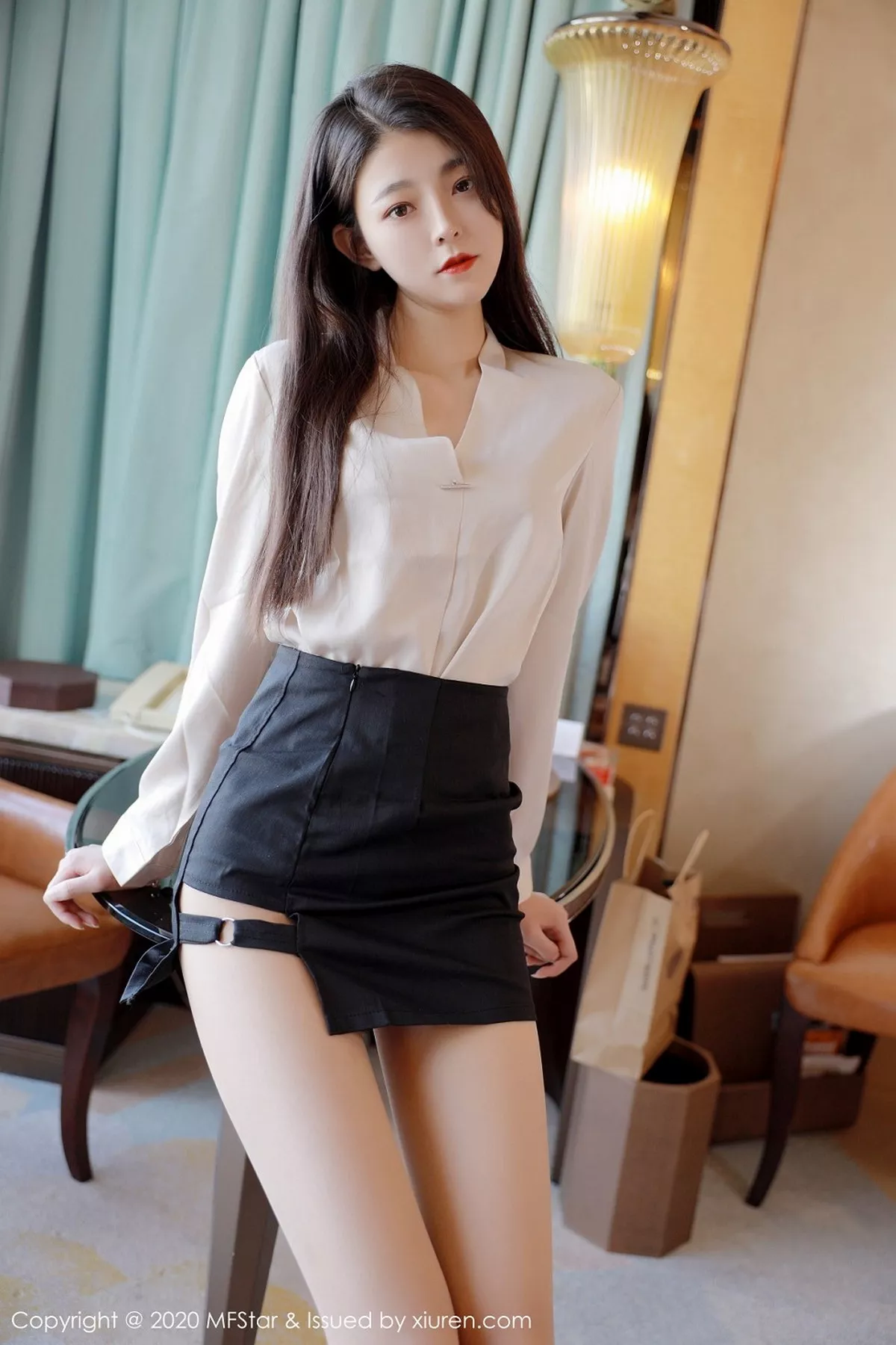 秀人集.com_[MFStar模范学院]Vol.418_嫩模Laura苏雨彤职场秘书OL主题黑短裙配肉丝裤袜诱惑写真41P