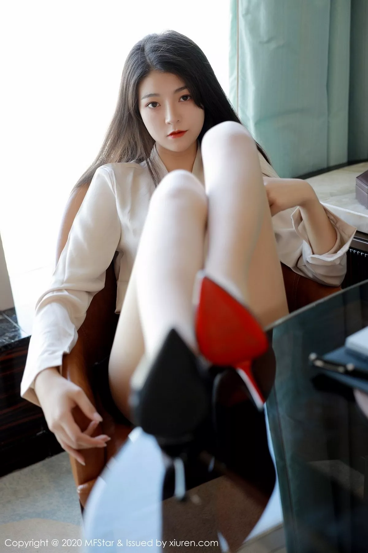 秀人集.com_[MFStar模范学院]Vol.418_嫩模Laura苏雨彤职场秘书OL主题黑短裙配肉丝裤袜诱惑写真41P