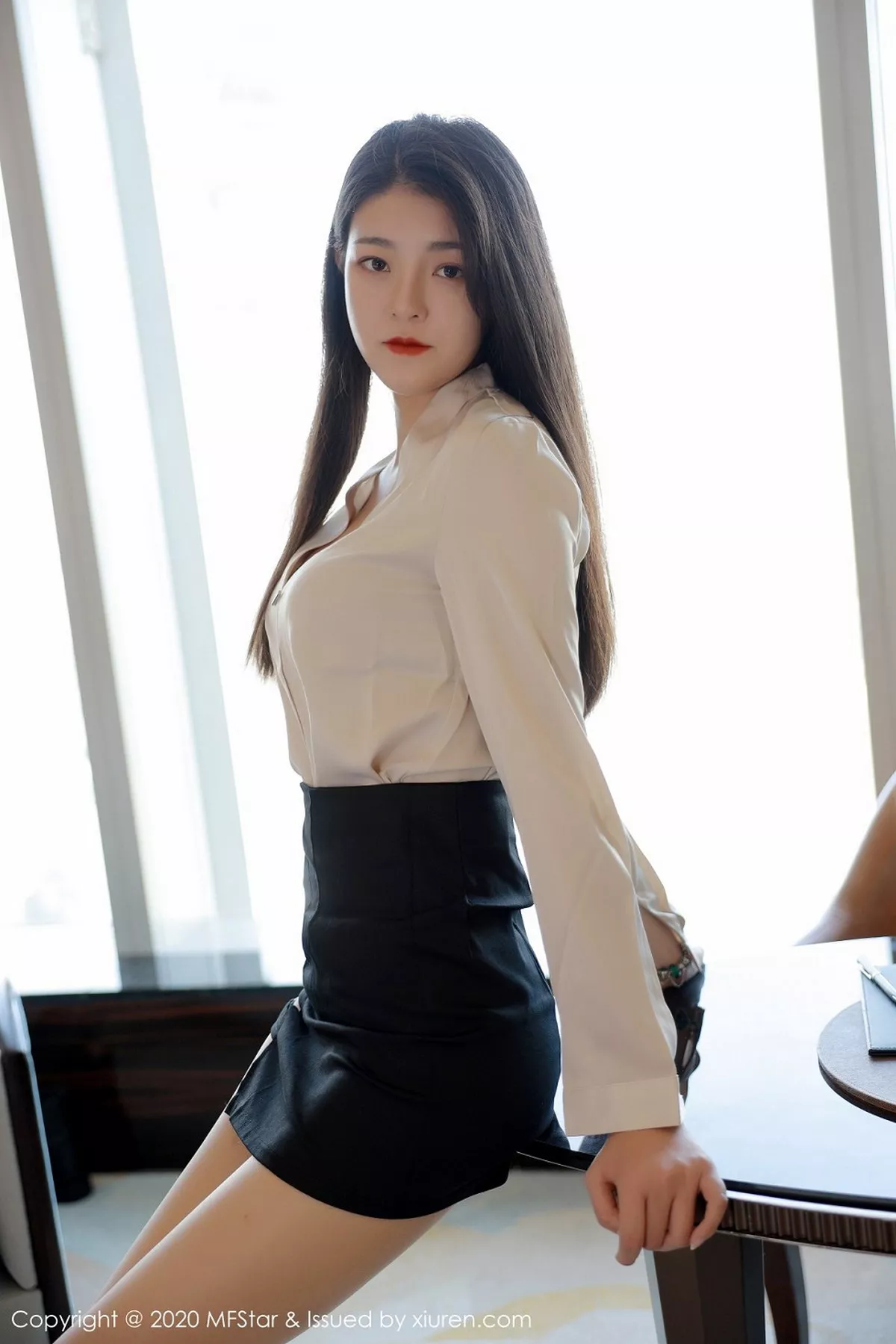 秀人集.com_[MFStar模范学院]Vol.418_嫩模Laura苏雨彤职场秘书OL主题黑短裙配肉丝裤袜诱惑写真41P