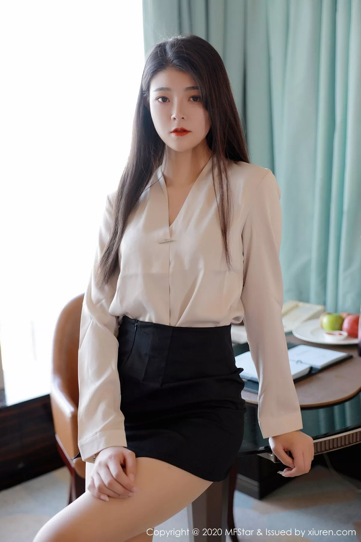 秀人集.com_[MFStar模范学院]Vol.418_嫩模Laura苏雨彤职场秘书OL主题黑短裙配肉丝裤袜诱惑写真41P