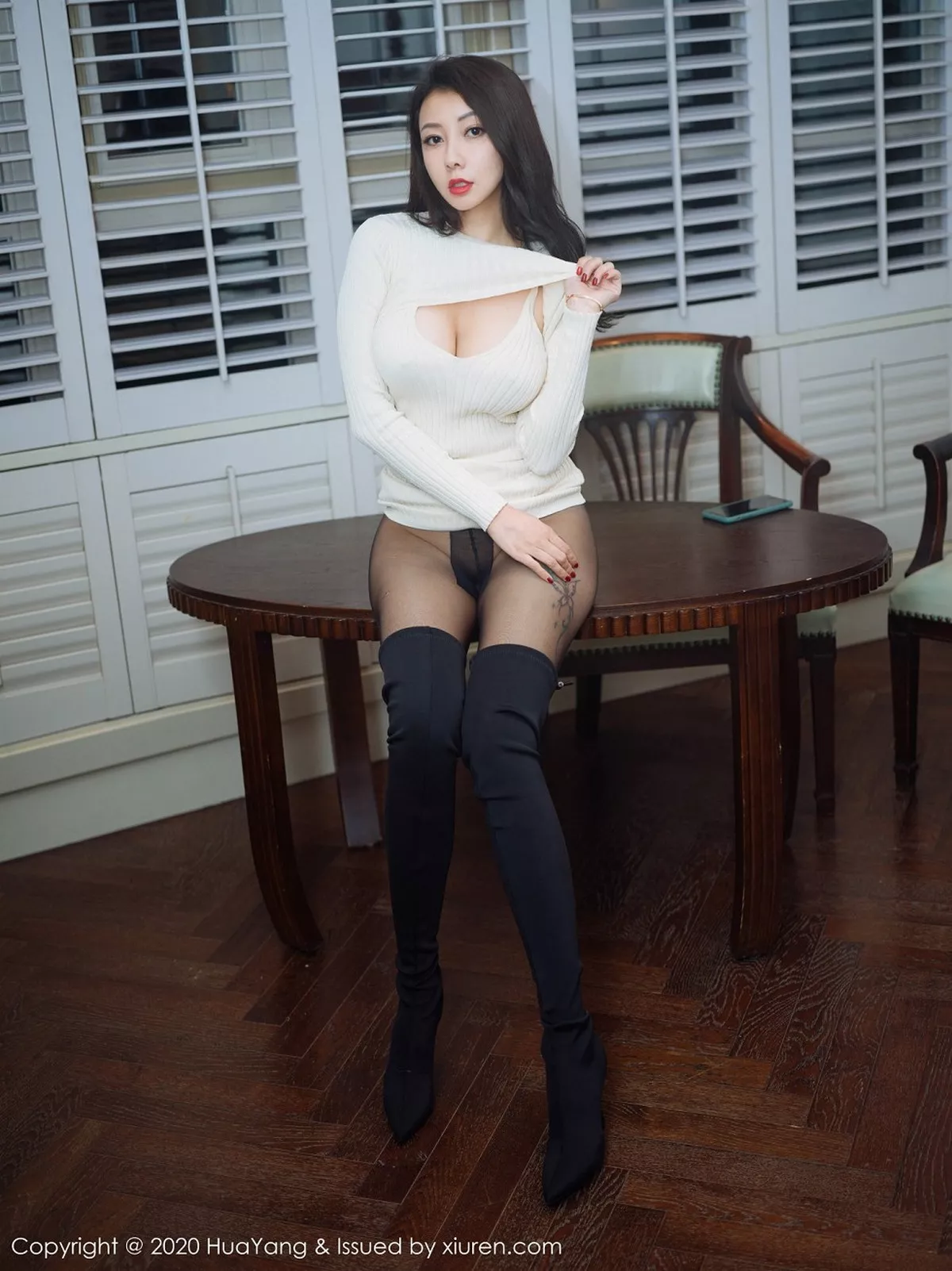 秀人集.com_[HuaYang花漾]Vol.331_女神果儿Victoria杭州旅拍私房深V毛衣配无内黑丝裤袜诱惑写真54P