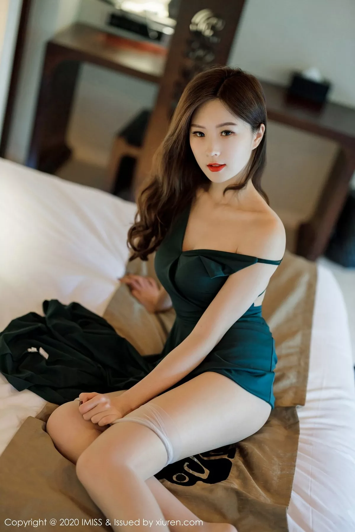 秀人集.com_[IMISS爱蜜社]Vol.530_嫩模杨紫嫣Cynthia绿色典雅吊裙配超薄肉丝裤袜诱惑写真56P