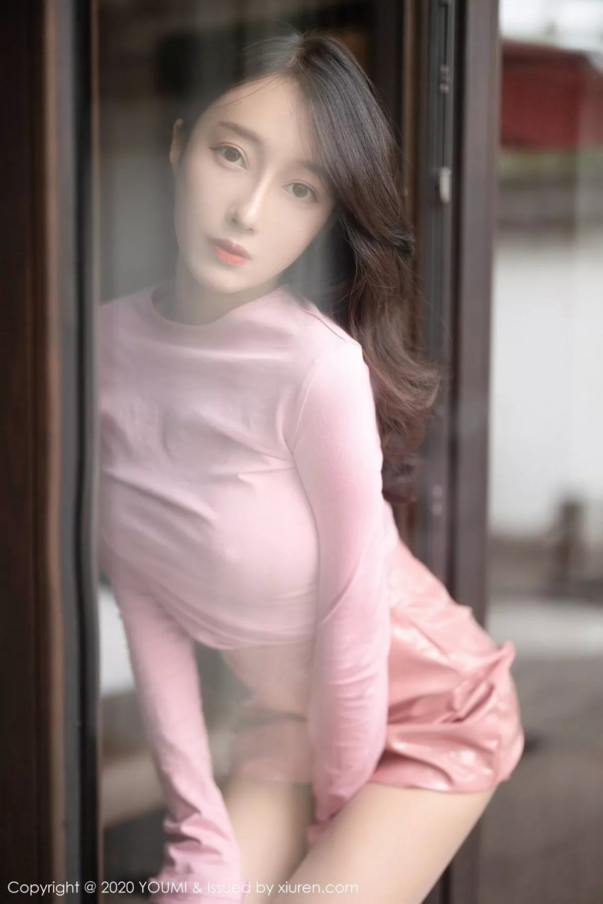 秀人集.com_[YouMi尤蜜荟]Vol.567_模特玥儿玥er粉色都市OL风格装扮半脱露肉丝裤袜诱惑写真55P