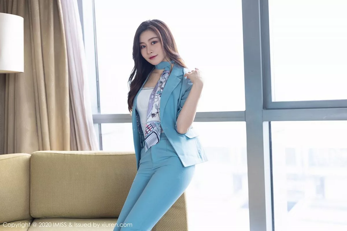 秀人集.com_[IMISS爱蜜社]Vol.532_气质美女Vanessa浅蓝典雅职业装半脱露性感内衣撩人诱惑写真48P