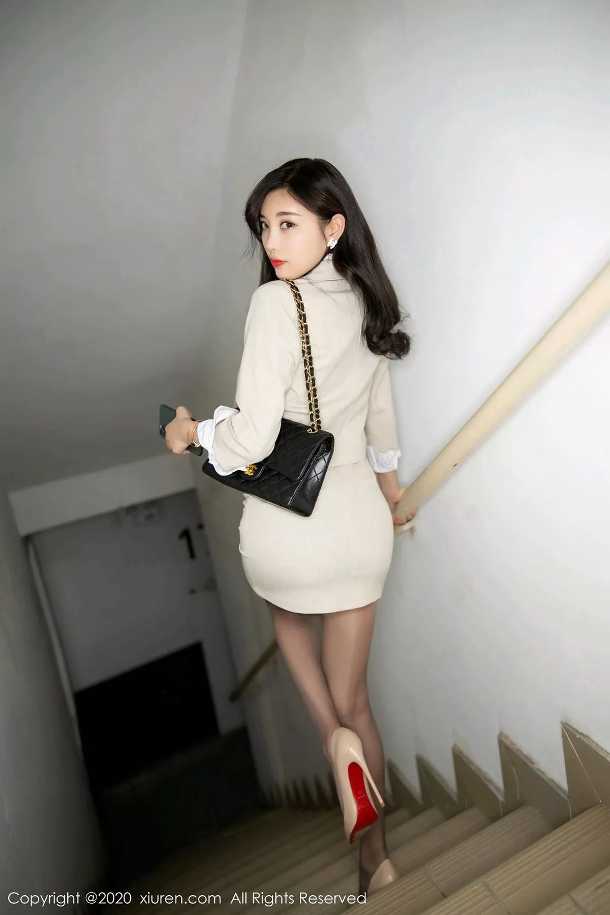 秀人集.com_[XiuRen秀人网]No.2864_女神杨晨晨sugar职场制服主题楼梯间半脱露性感内衣撩人诱惑写真85P