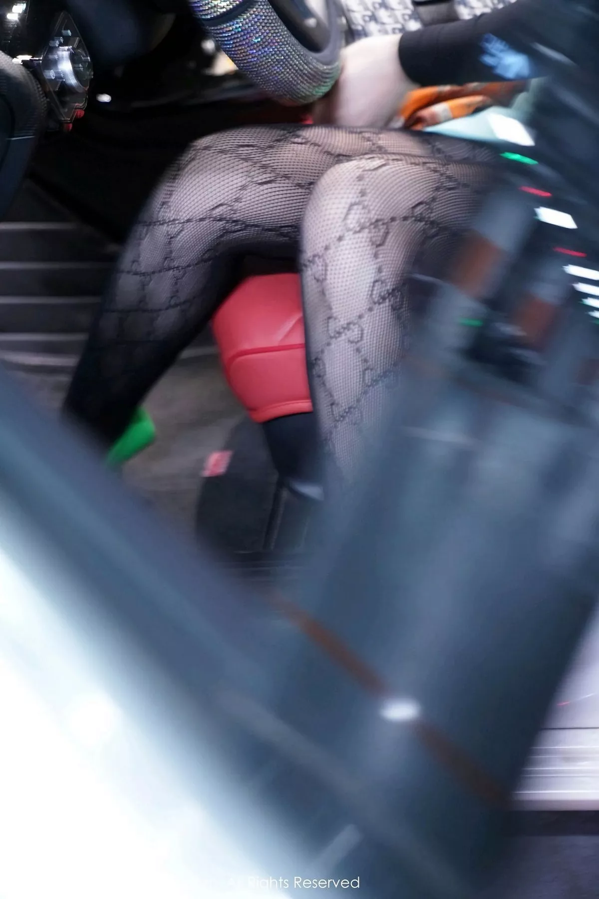 秀人集.com_[XiuRen秀人网]No.2861_嫩模诗诗kiki魅惑车拍OL主题黑色缕空网袜秀翘臀撩人诱惑写真86P