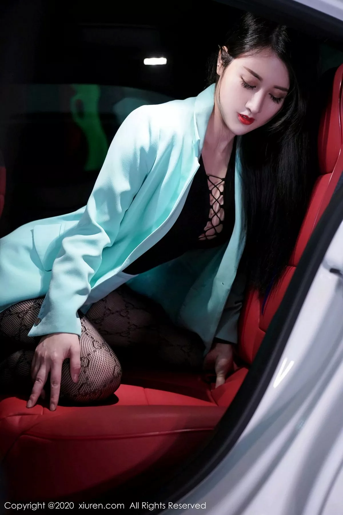 秀人集.com_[XiuRen秀人网]No.2861_嫩模诗诗kiki魅惑车拍OL主题黑色缕空网袜秀翘臀撩人诱惑写真86P