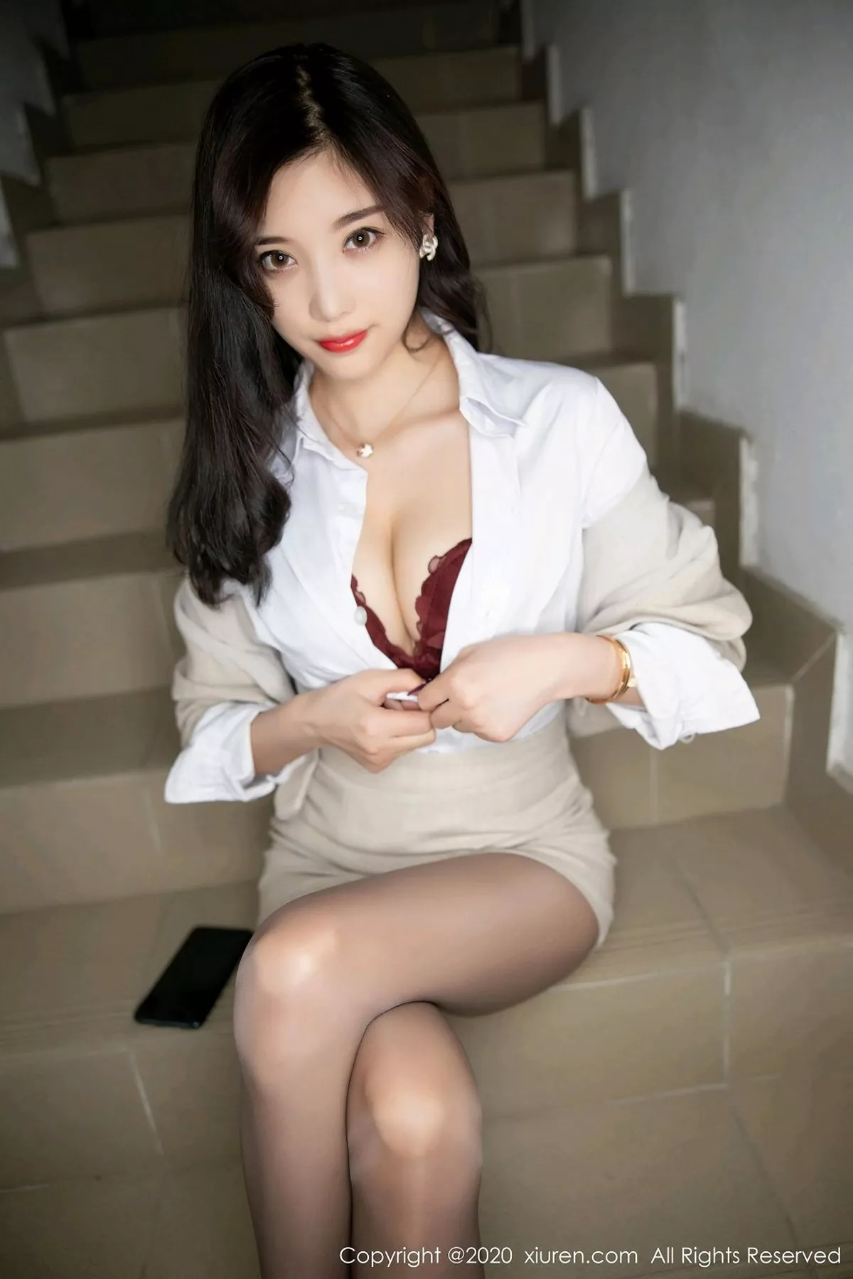 秀人集.com_[XiuRen秀人网]No.2864_女神杨晨晨sugar职场制服主题楼梯间半脱露性感内衣撩人诱惑写真85P