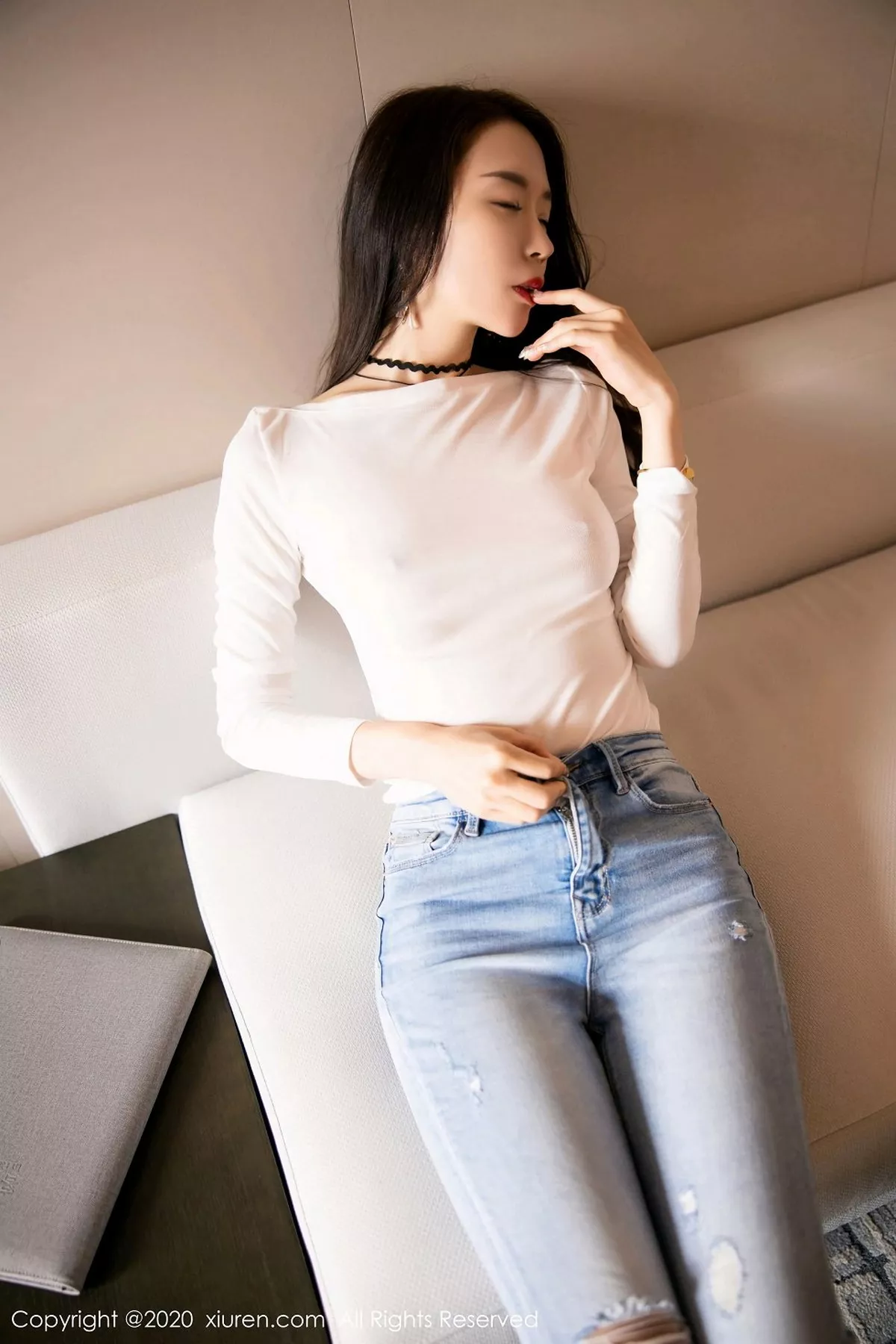 秀人集.com_[XiuRen秀人网]No.2870_嫩模梦心月心愿旅拍私房脱牛仔裤露无内黑丝裤袜秀翘臀诱惑写真94P