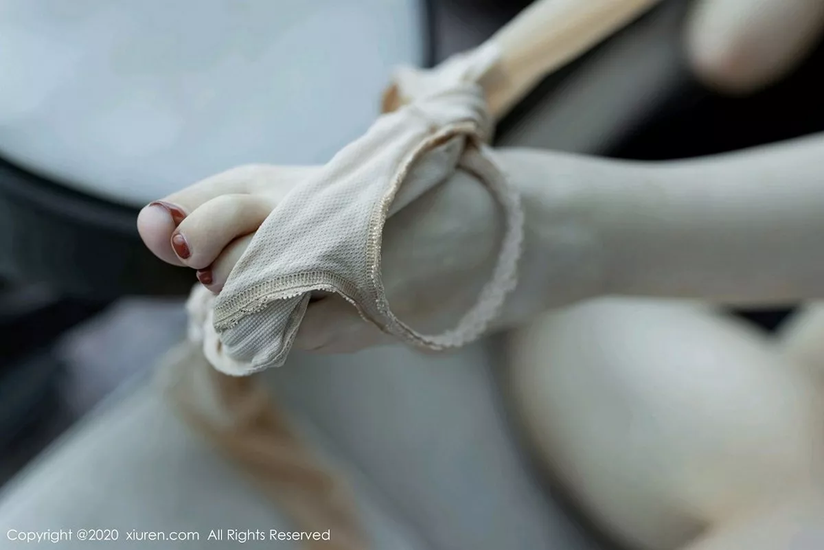 秀人集.com_[XiuRen秀人网]No.2868_嫩模言沫淡雅白色职业装主题半脱露开档肉丝裤袜撩人诱惑写真62P