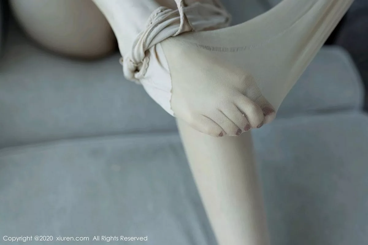 秀人集.com_[XiuRen秀人网]No.2868_嫩模言沫淡雅白色职业装主题半脱露开档肉丝裤袜撩人诱惑写真62P