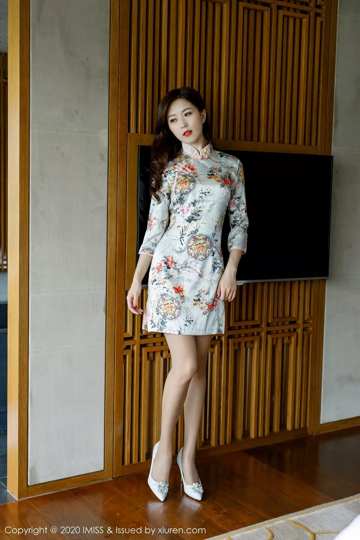 秀人集.com_[IMISS爱蜜社]Vol.534_嫩模杨紫嫣Cynthia私房床上撩古韵旗袍露肉丝裤袜诱惑写真64P