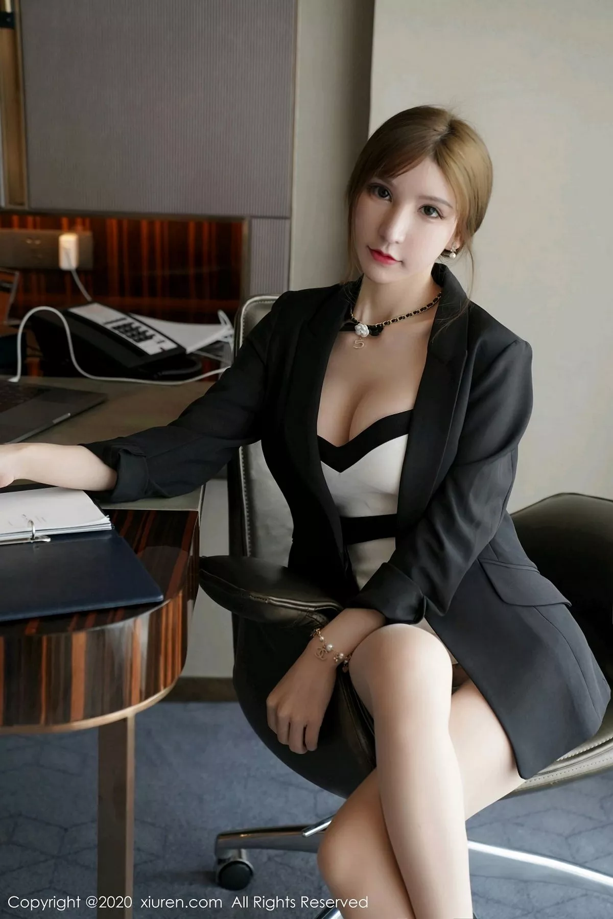 秀人集.com_[XiuRen秀人网]No.2885_女神周于希Sandy职场OL剧情主题私房半脱肉丝裤袜极致诱惑写真113P