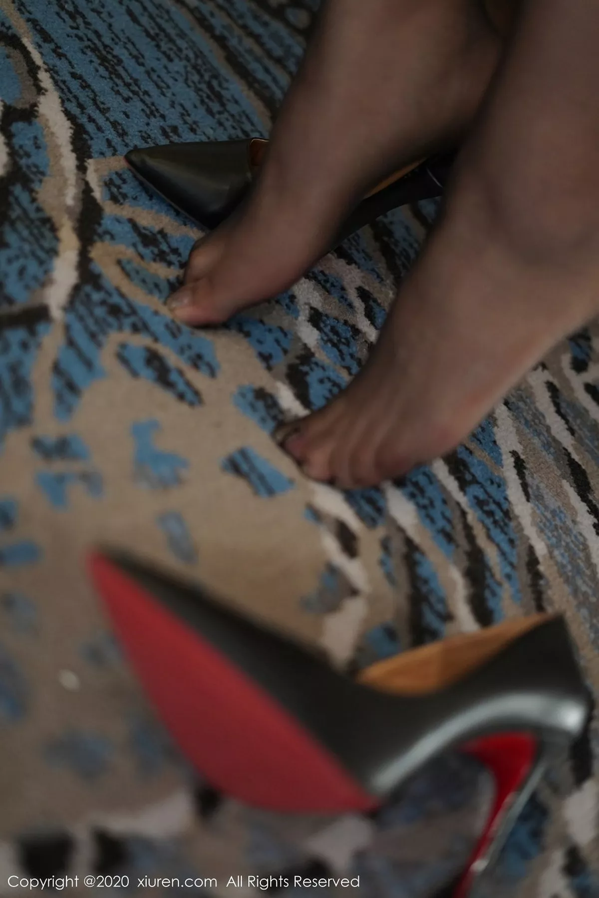 秀人集.com_[XiuRen秀人网]No.2889_新人模特Isabelle贵贵私房职场制服半脱露开档黑丝裤袜诱惑写真54P