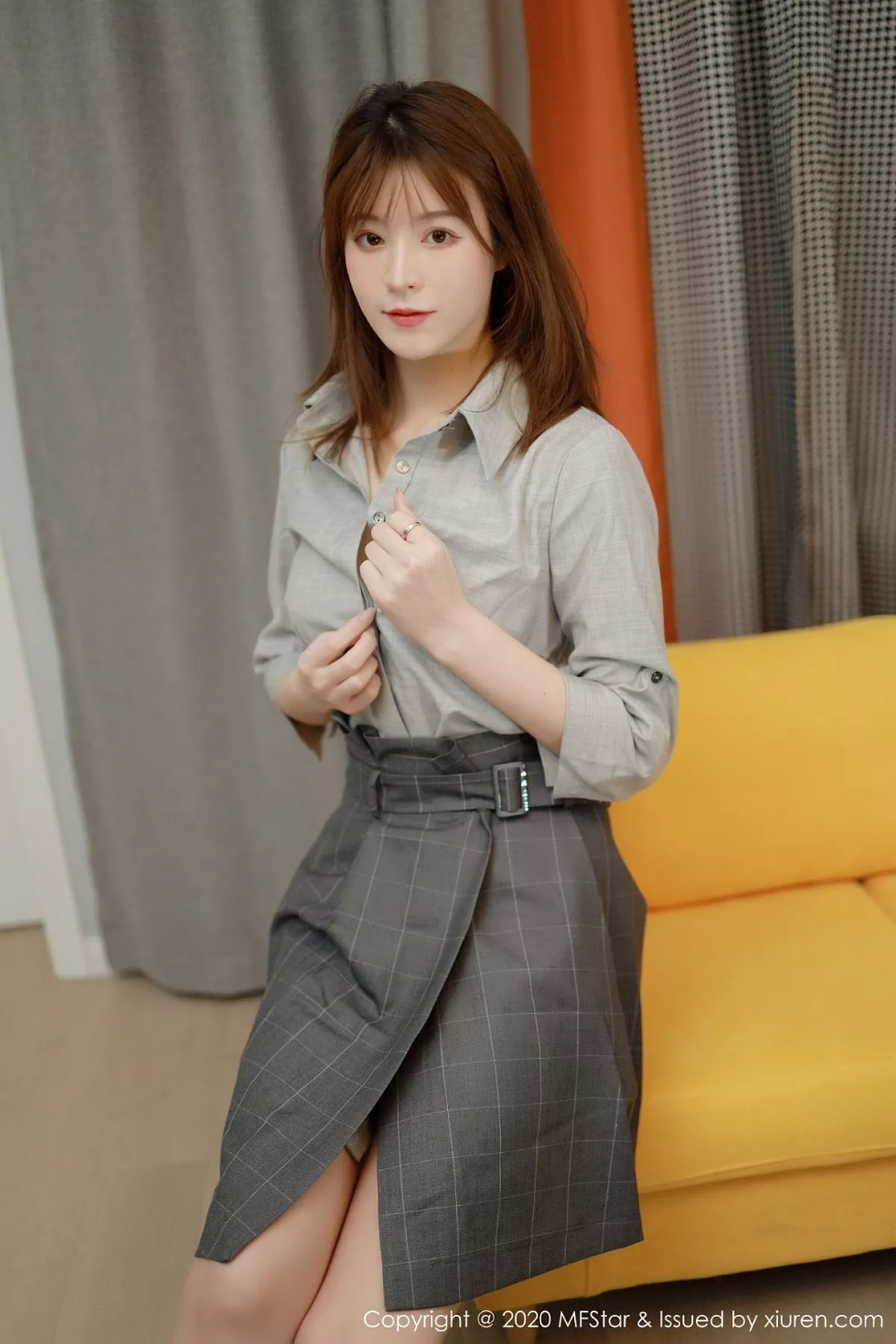 秀人集.com_[MFStar模范学院]Vol.424_嫩模Yoo优优四川旅拍灰色职场制服半脱露性感内衣诱惑写真60P