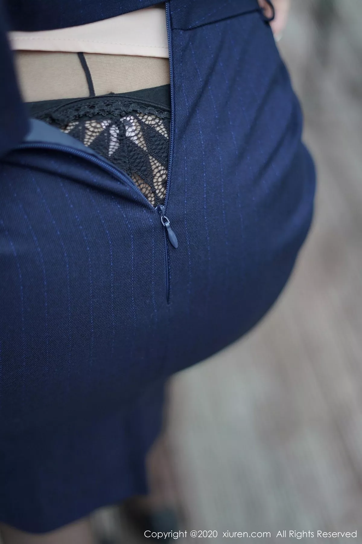 秀人集.com_[XiuRen秀人网]No.2889_新人模特Isabelle贵贵私房职场制服半脱露开档黑丝裤袜诱惑写真54P