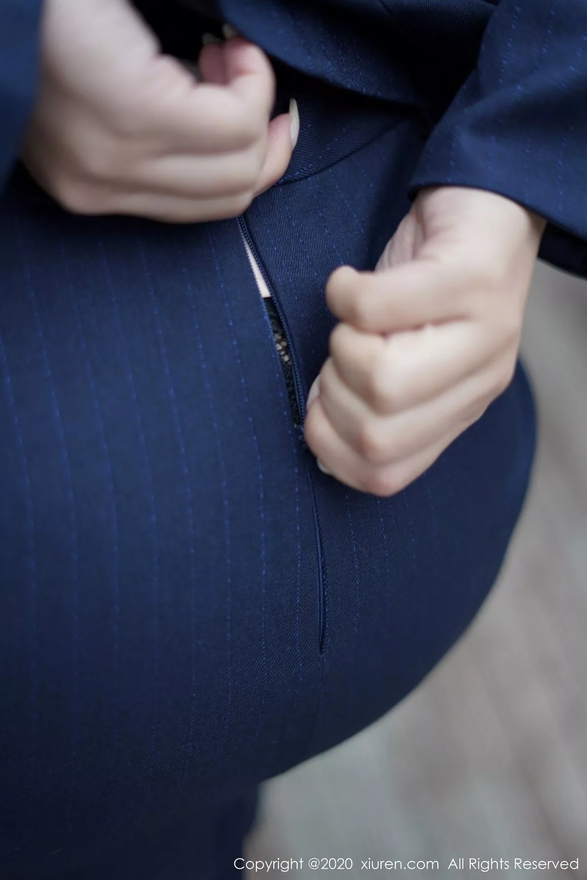 秀人集.com_[XiuRen秀人网]No.2889_新人模特Isabelle贵贵私房职场制服半脱露开档黑丝裤袜诱惑写真54P