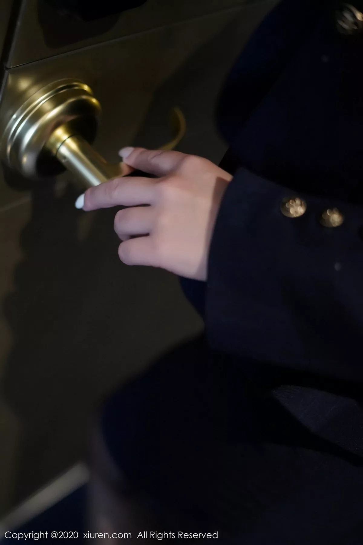 秀人集.com_[XiuRen秀人网]No.2889_新人模特Isabelle贵贵私房职场制服半脱露开档黑丝裤袜诱惑写真54P