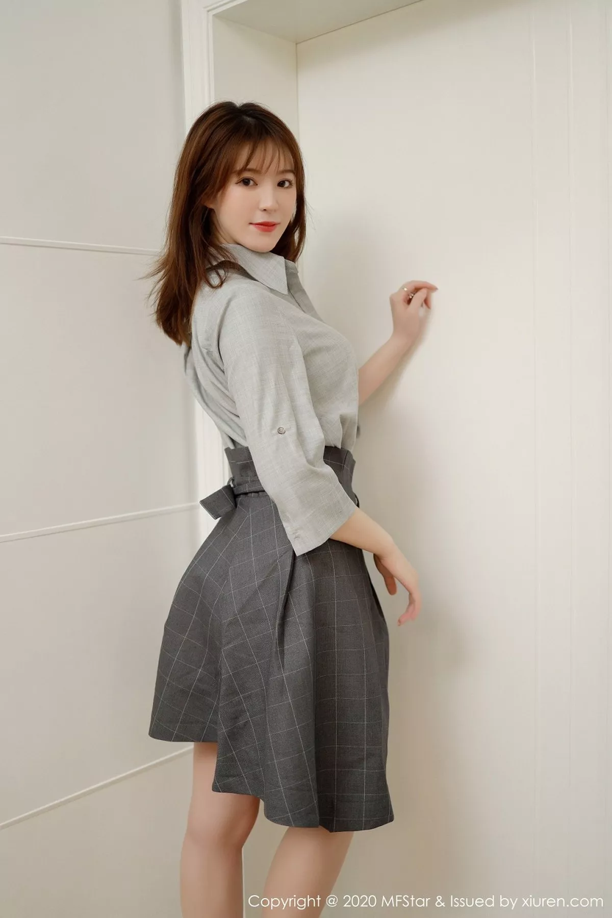 秀人集.com_[MFStar模范学院]Vol.424_嫩模Yoo优优四川旅拍灰色职场制服半脱露性感内衣诱惑写真60P