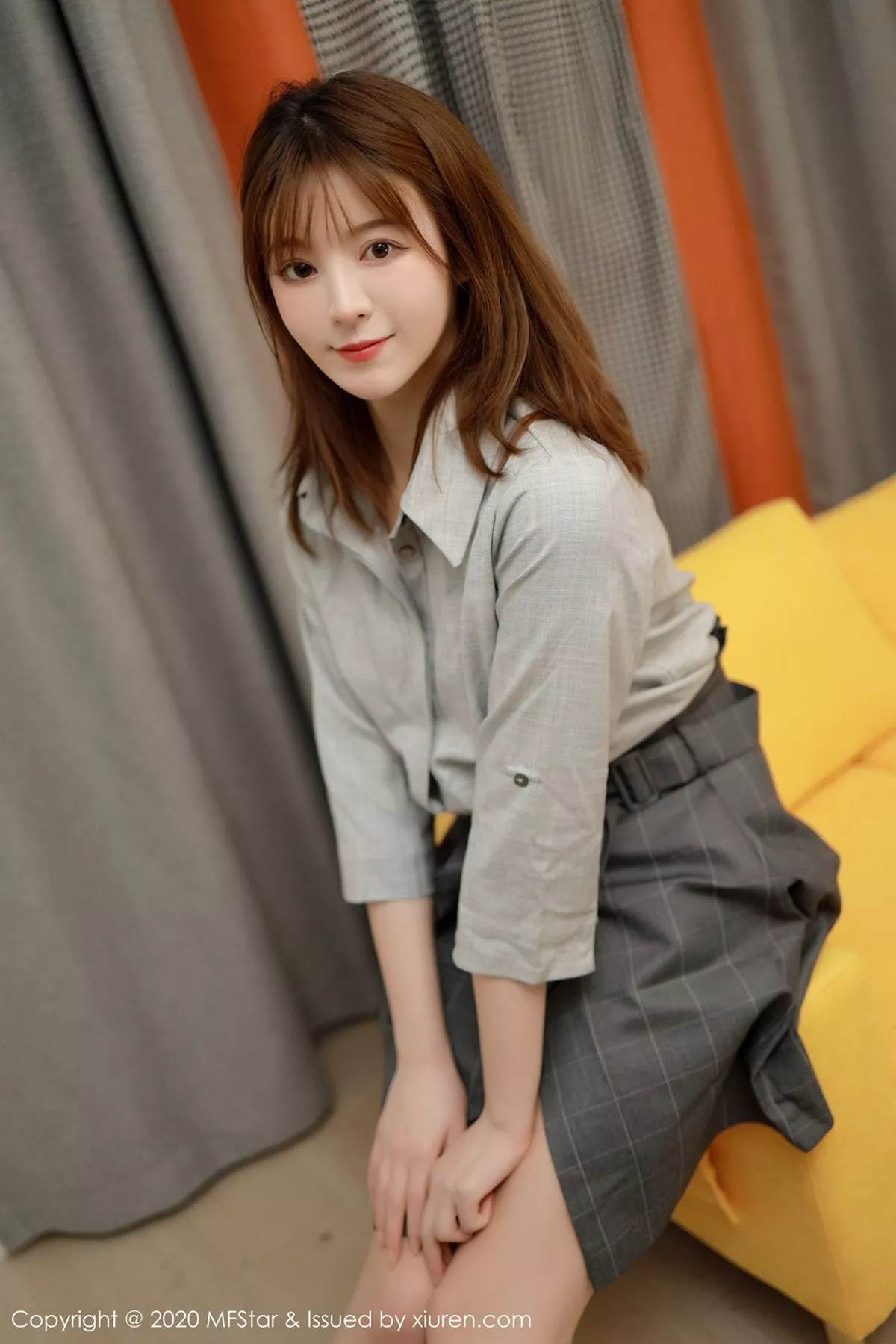 秀人集.com_[MFStar模范学院]Vol.424_嫩模Yoo优优四川旅拍灰色职场制服半脱露性感内衣诱惑写真60P