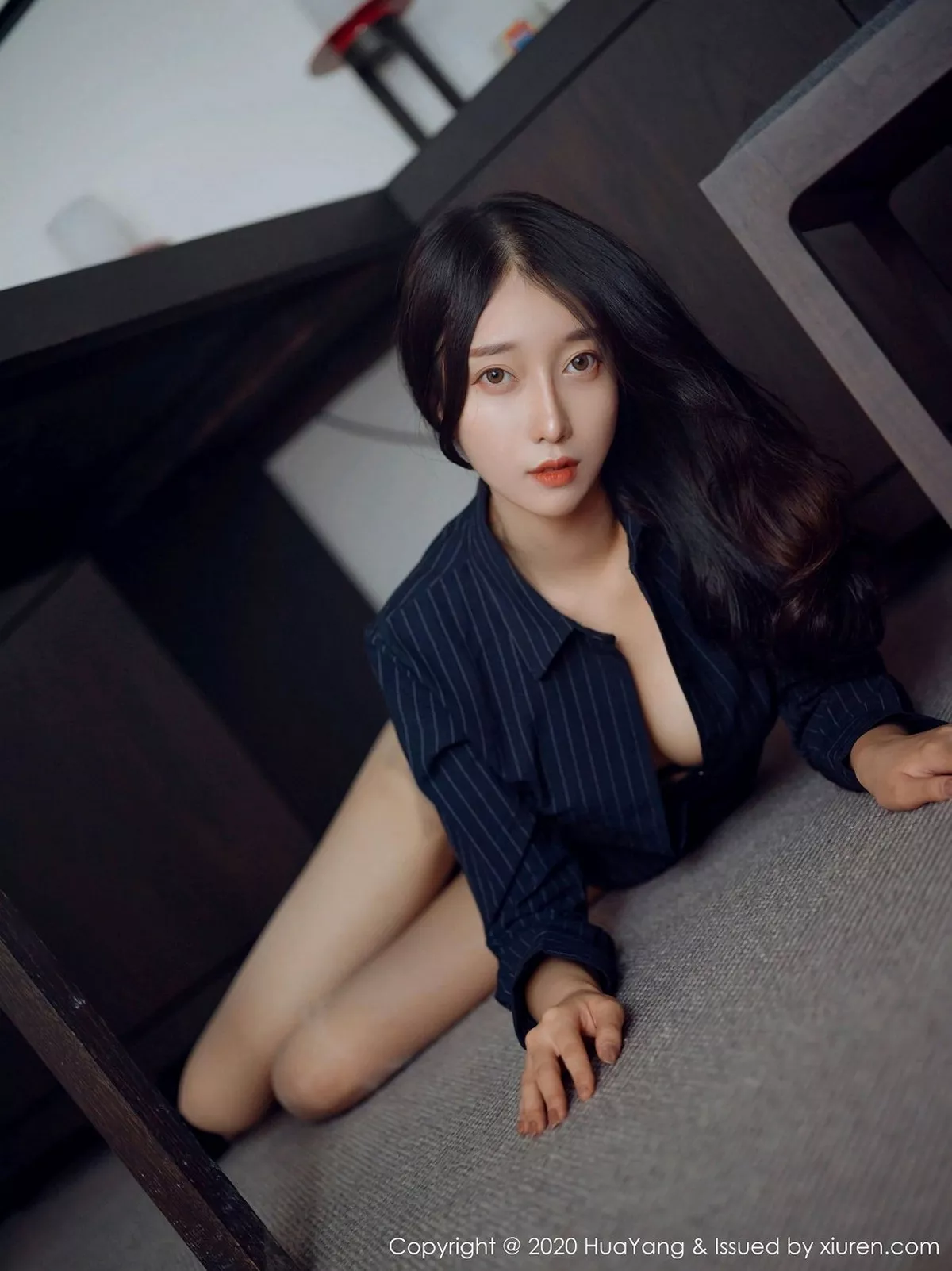 秀人集.com_[HuaYang花漾]Vol.320_丽质模特玥儿玥er杭州旅拍优雅职业装半脱露性感内衣写真51P