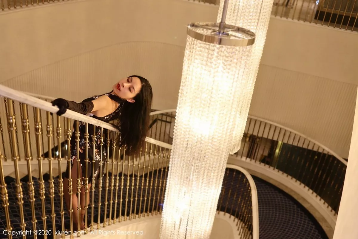 秀人集.com_[XiuRen秀人网]No.2897_嫩模Riri617私房古韵旗袍配黑丝裤袜秀翘臀美腿极致魅惑写真72P