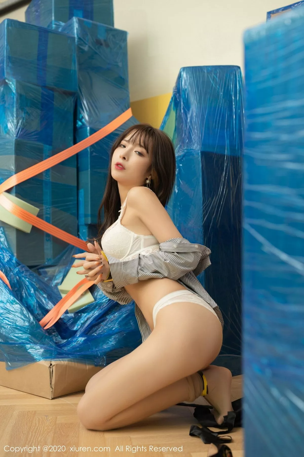 秀人集.com_[XiuRen秀人网]No.2900_嫩模陈小喵仓库监控剧情主题白色蕾丝内衣配肉丝裤袜诱惑写真75P