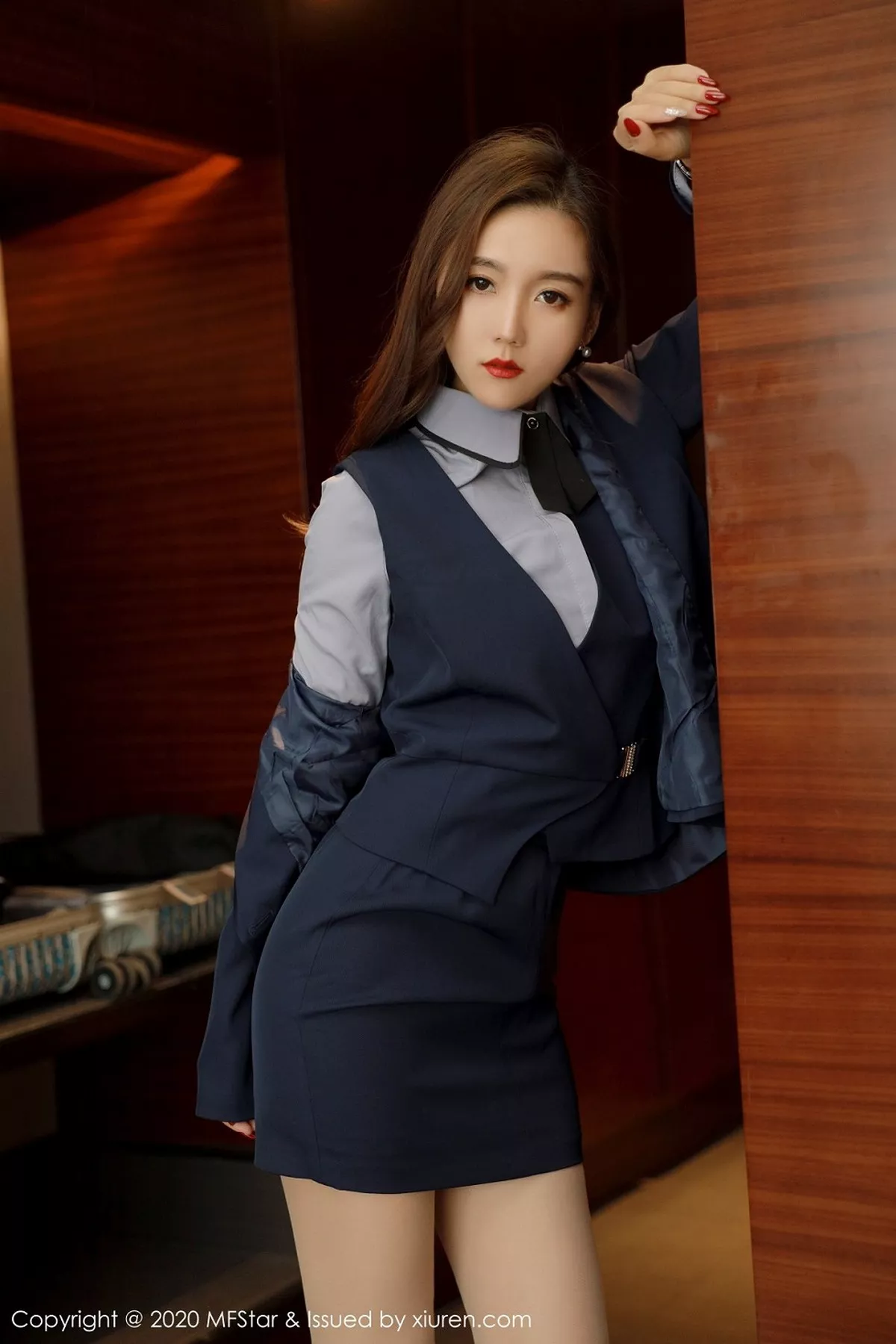 秀人集.com_[MFStar模范学院]Vol.425_嫩模艾静香职场职业装主题半脱露无内肉丝秀翘臀诱惑写真44P