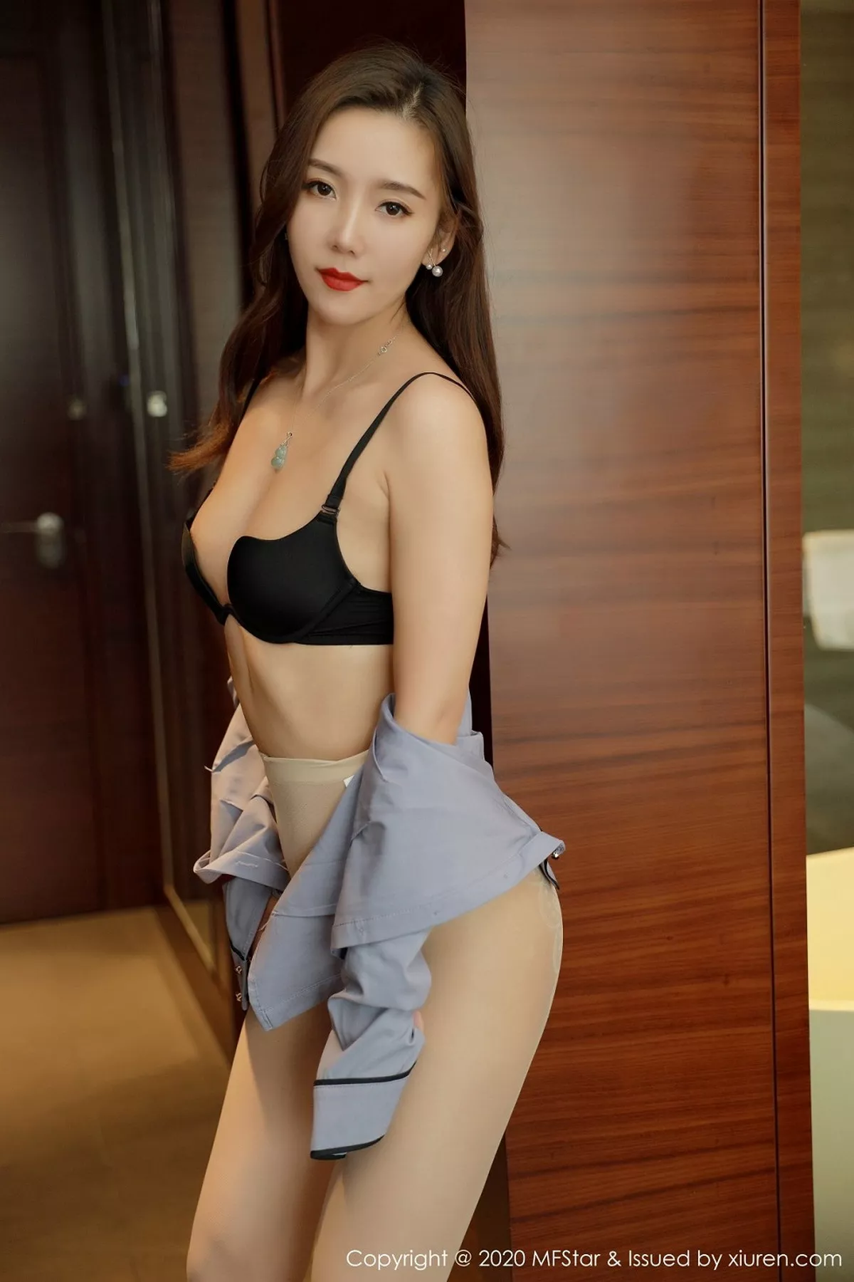 秀人集.com_[MFStar模范学院]Vol.425_嫩模艾静香职场职业装主题半脱露无内肉丝秀翘臀诱惑写真44P