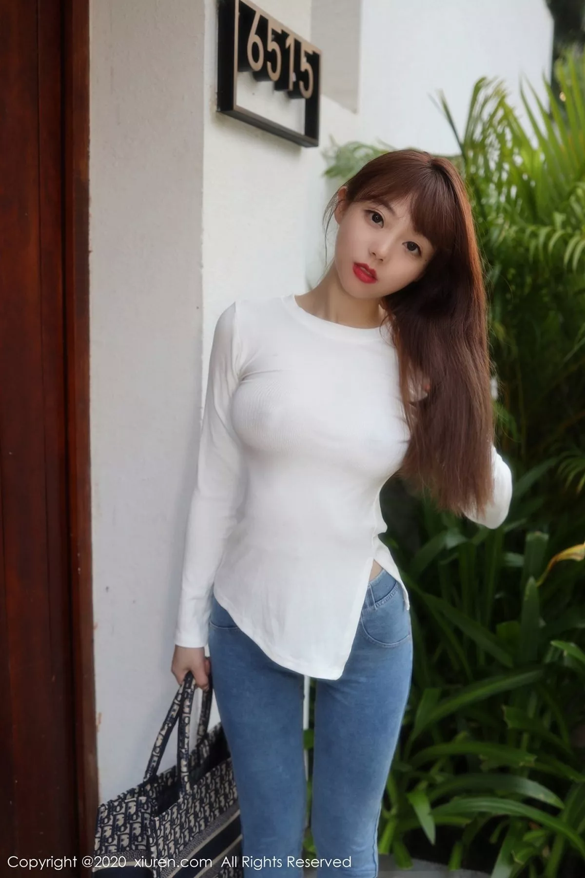 秀人集.com_[XiuRen秀人网]No.2785_嫩模佘贝拉bella三亚旅拍紧身牛仔裤主题私房半脱露翘臀诱惑写真51P