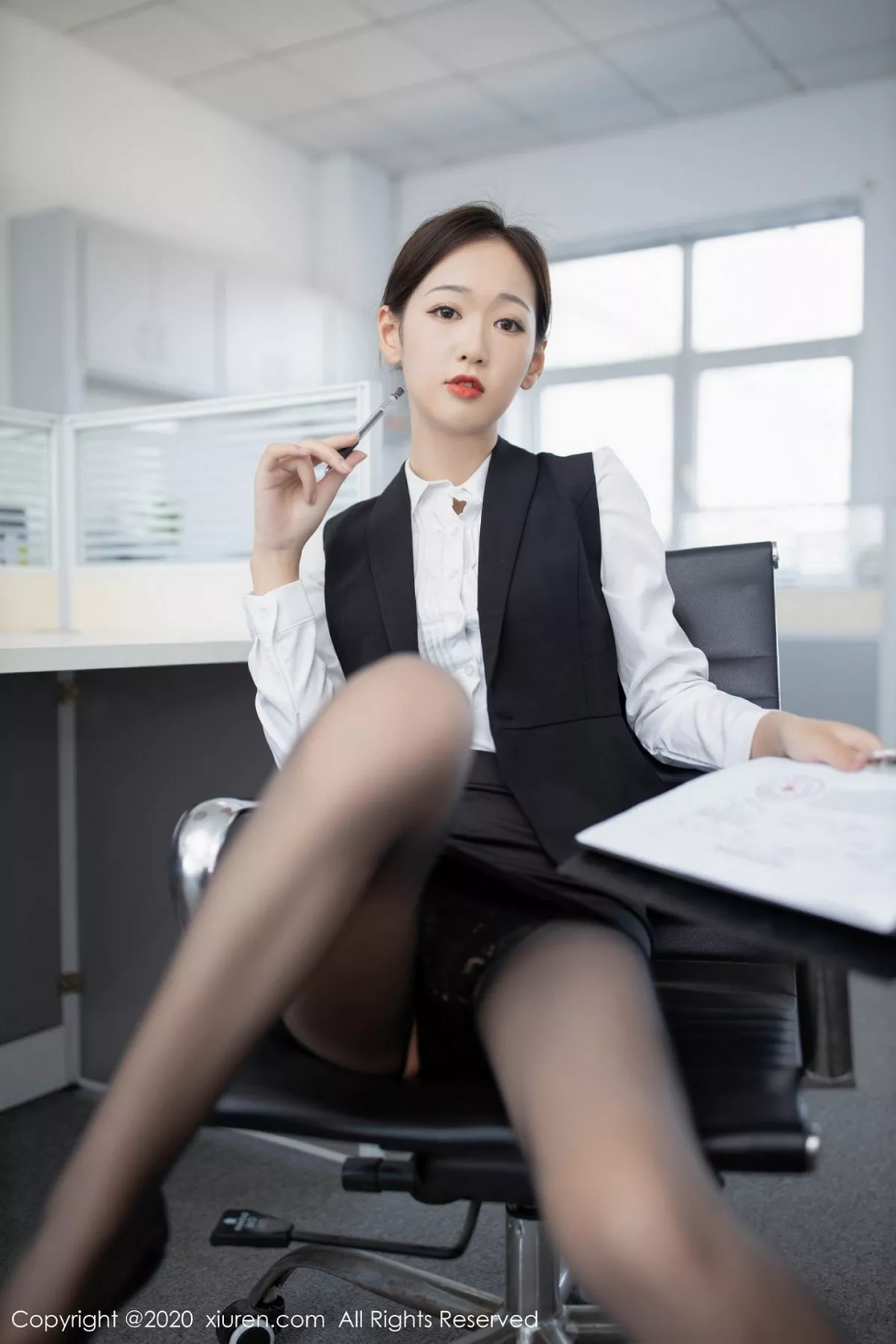 秀人集.com_[XiuRen秀人网]No.2795_嫩模唐安琪办公室职员主题半脱露开档黑丝裤袜秀翘臀诱惑写真55P