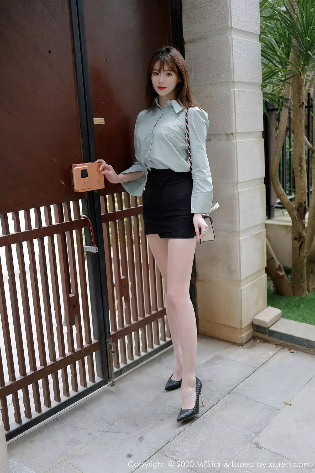 秀人集.com_[MFStar模范学院]Vol.429_嫩模yoo优优三亚旅拍都市职场OL主题黑短裙秀美腿性感写真57P