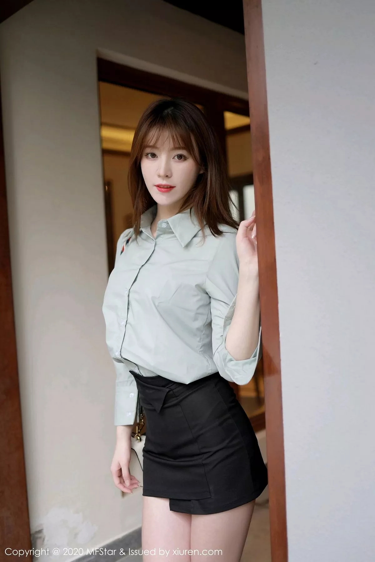 秀人集.com_[MFStar模范学院]Vol.429_嫩模yoo优优三亚旅拍都市职场OL主题黑短裙秀美腿性感写真57P