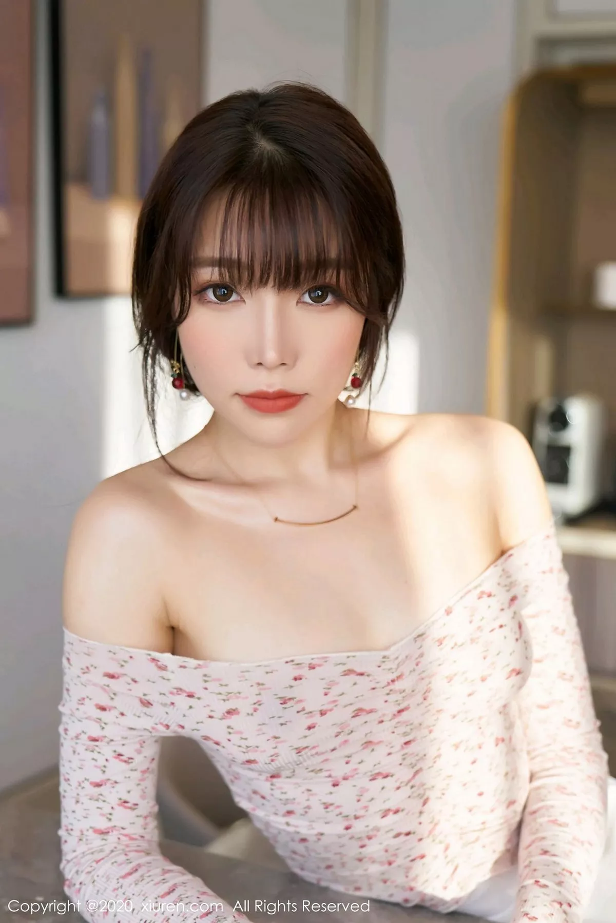 秀人集.com_[XiuRen秀人网]No.2949_女神芝芝Booty私房草莓服饰配超薄肉丝裤袜秀完美身材诱惑写真83P