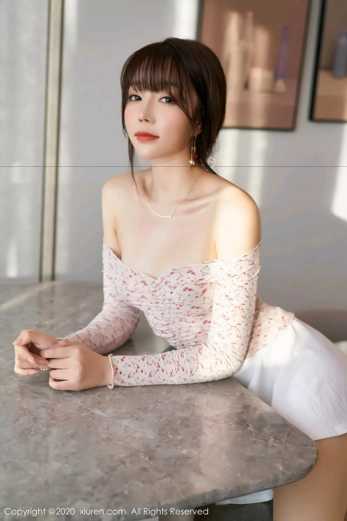 秀人集.com_[XiuRen秀人网]No.2949_女神芝芝Booty私房草莓服饰配超薄肉丝裤袜秀完美身材诱惑写真83P