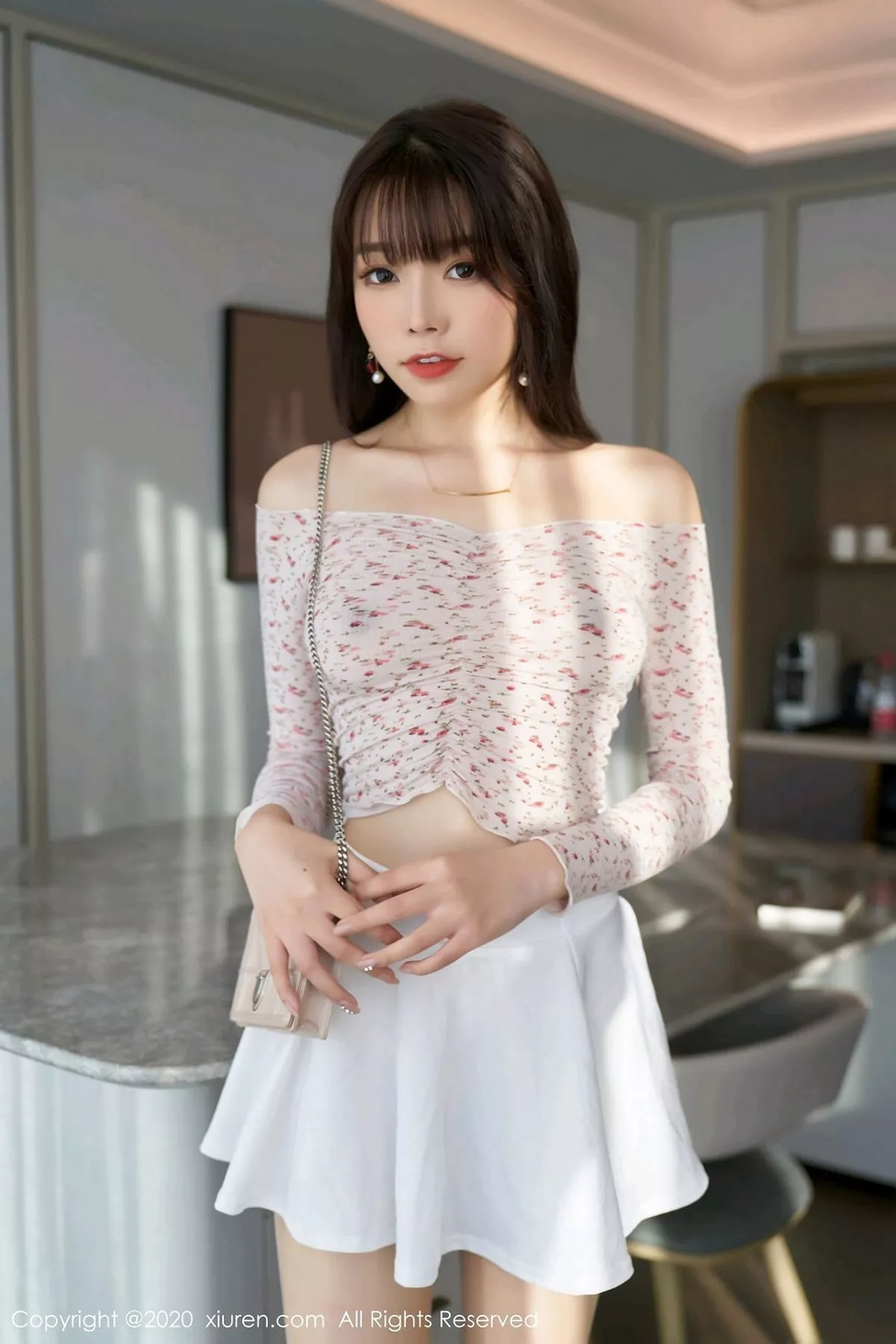 秀人集.com_[XiuRen秀人网]No.2949_女神芝芝Booty私房草莓服饰配超薄肉丝裤袜秀完美身材诱惑写真83P