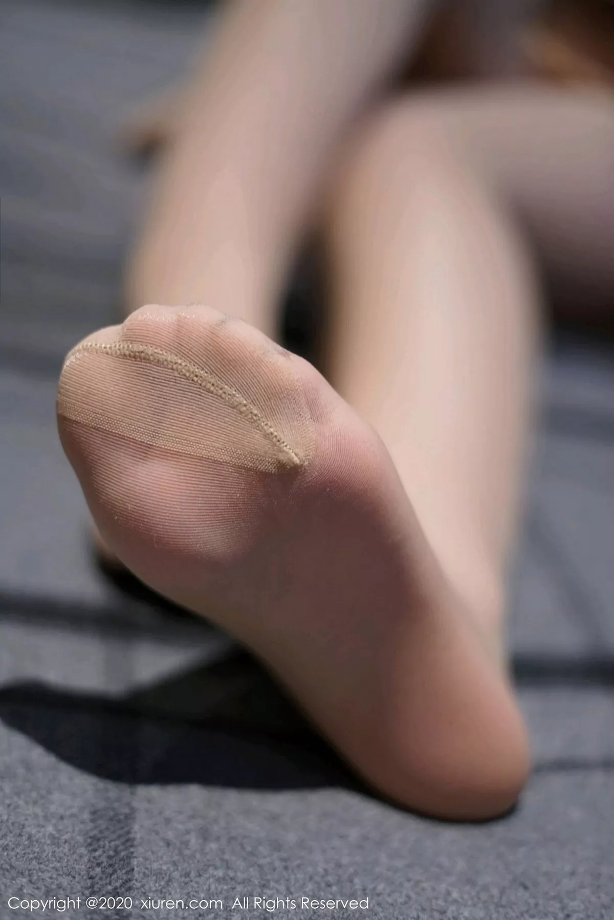 秀人集.com_[XiuRen秀人网]No.2946_嫩模美七Mia私房蓝色长裙秀凹凸身材开档肉丝裤袜惹火诱惑写真55P