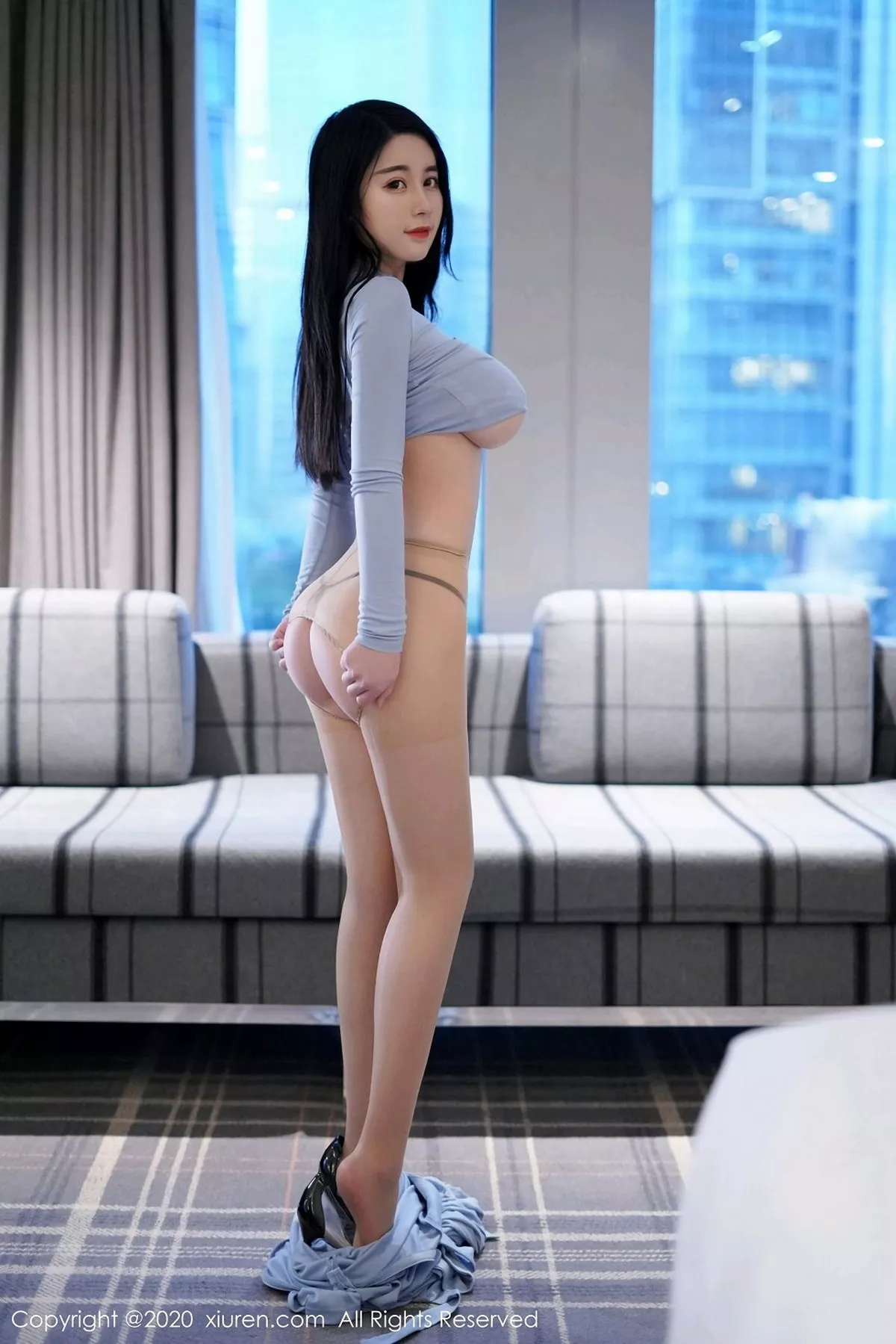 秀人集.com_[XiuRen秀人网]No.2946_嫩模美七Mia私房蓝色长裙秀凹凸身材开档肉丝裤袜惹火诱惑写真55P