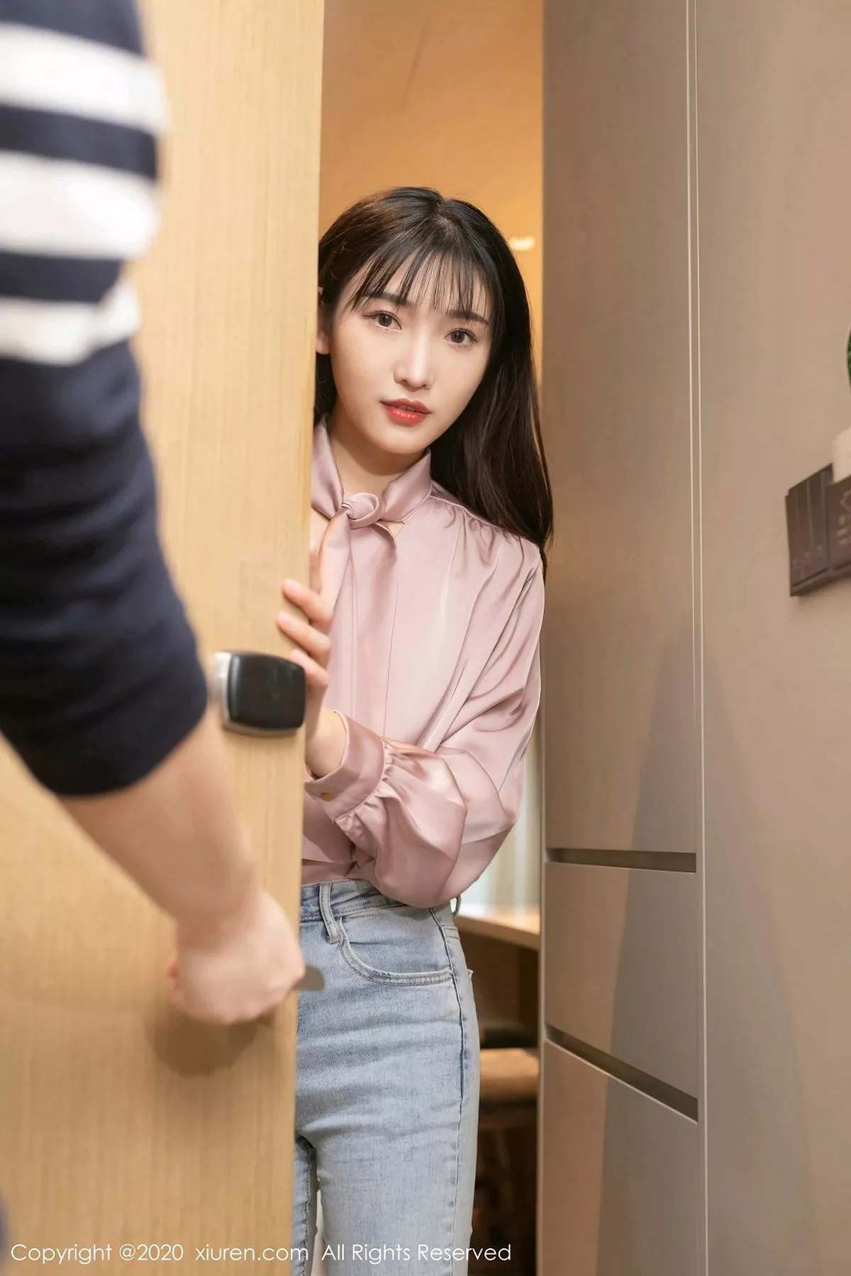 秀人集.com_[XiuRen秀人网]No.2955_嫩模陆萱萱下班偶遇主题私房半脱牛仔裤露肉丝裤袜撩人诱惑写真62P