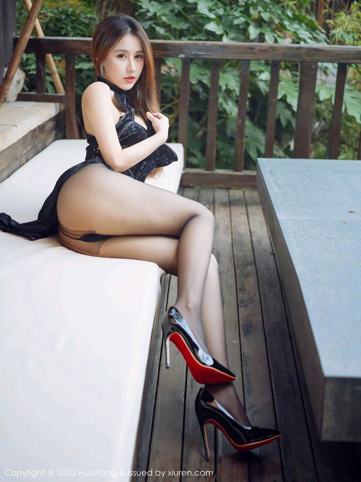 秀人集.com_[HuaYang花漾]Vol.344_嫩模徐安安杭州旅拍私房高叉吊裙配无内黑丝裤袜撩人诱惑写真51P