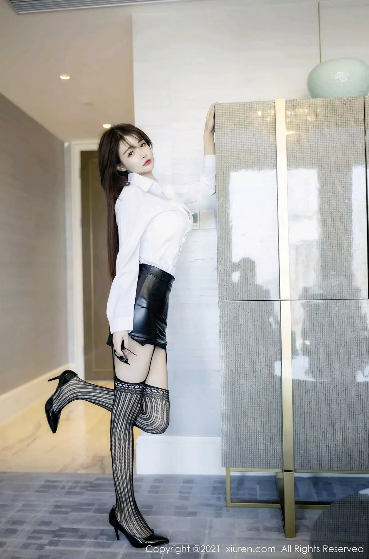 秀人集.com_[XiuRen秀人网]No.2976_嫩模南初妹妹经典秘书职业装主题白衬衣配黑短裙秀美腿诱惑写真53P
