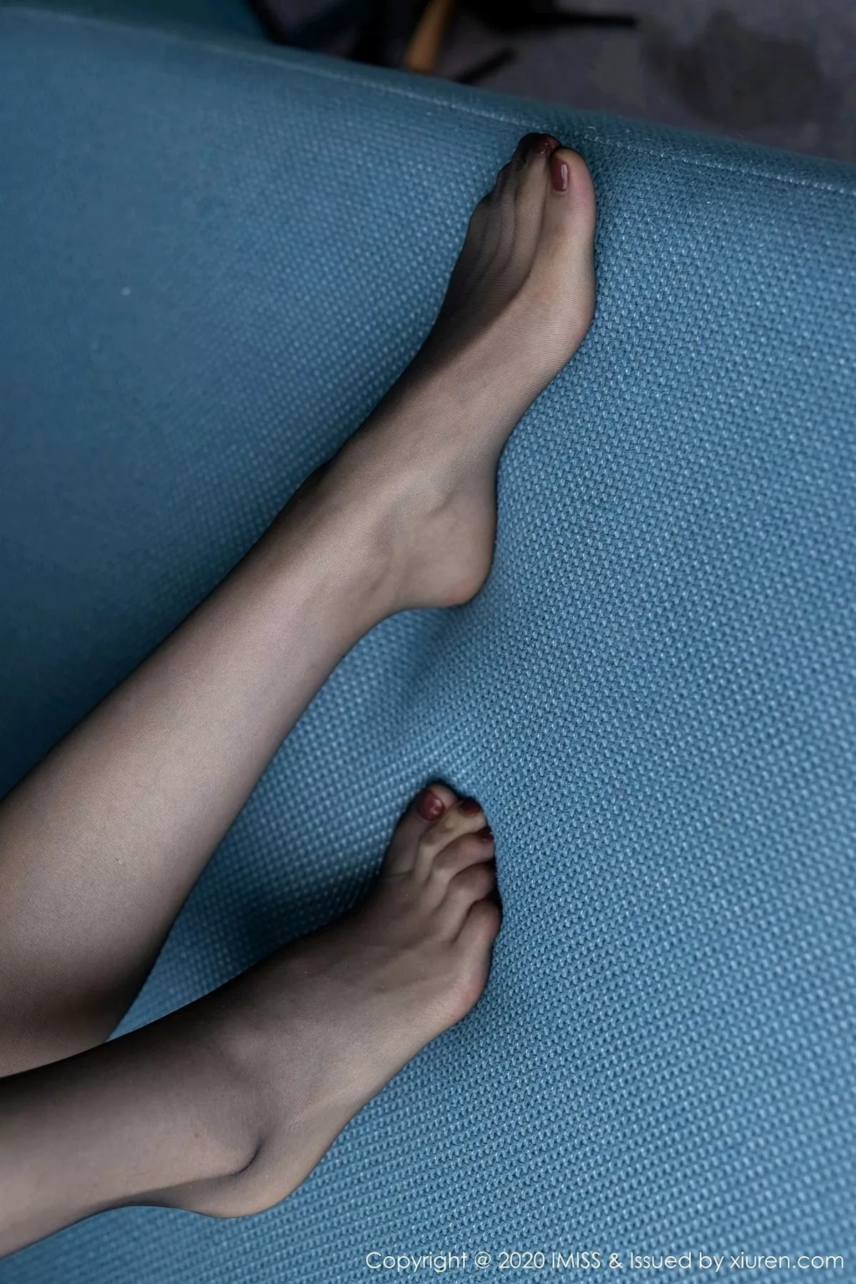 秀人集.com_[IMISS爱蜜社]Vol.536_丽质模特Jermy性感黑色吊裙配黑丝裤袜露性感内衣迷人写真34P