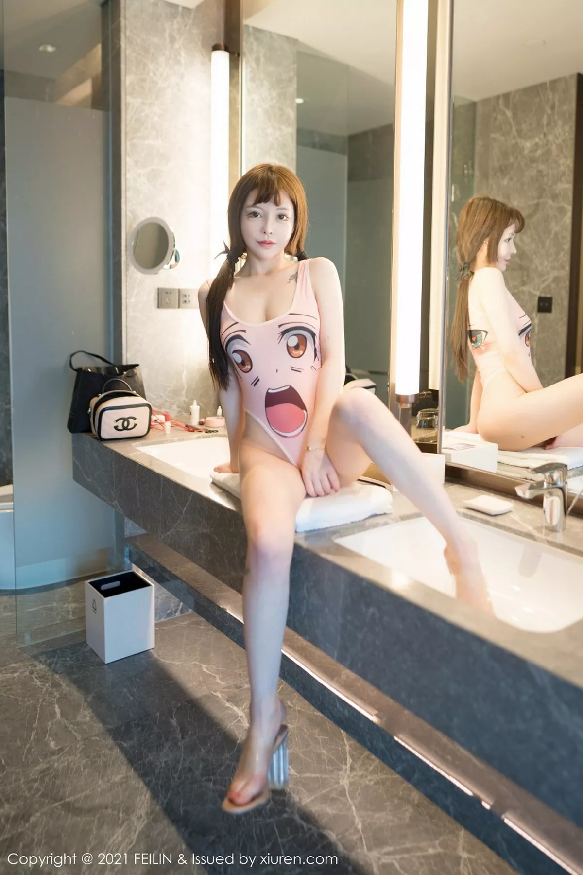 秀人集.com_[FeiLin嗲囡囡]VOL.365_嫩模哩哩呀私房粉色卡通连体内衣秀完美身材迷人诱惑写真43P