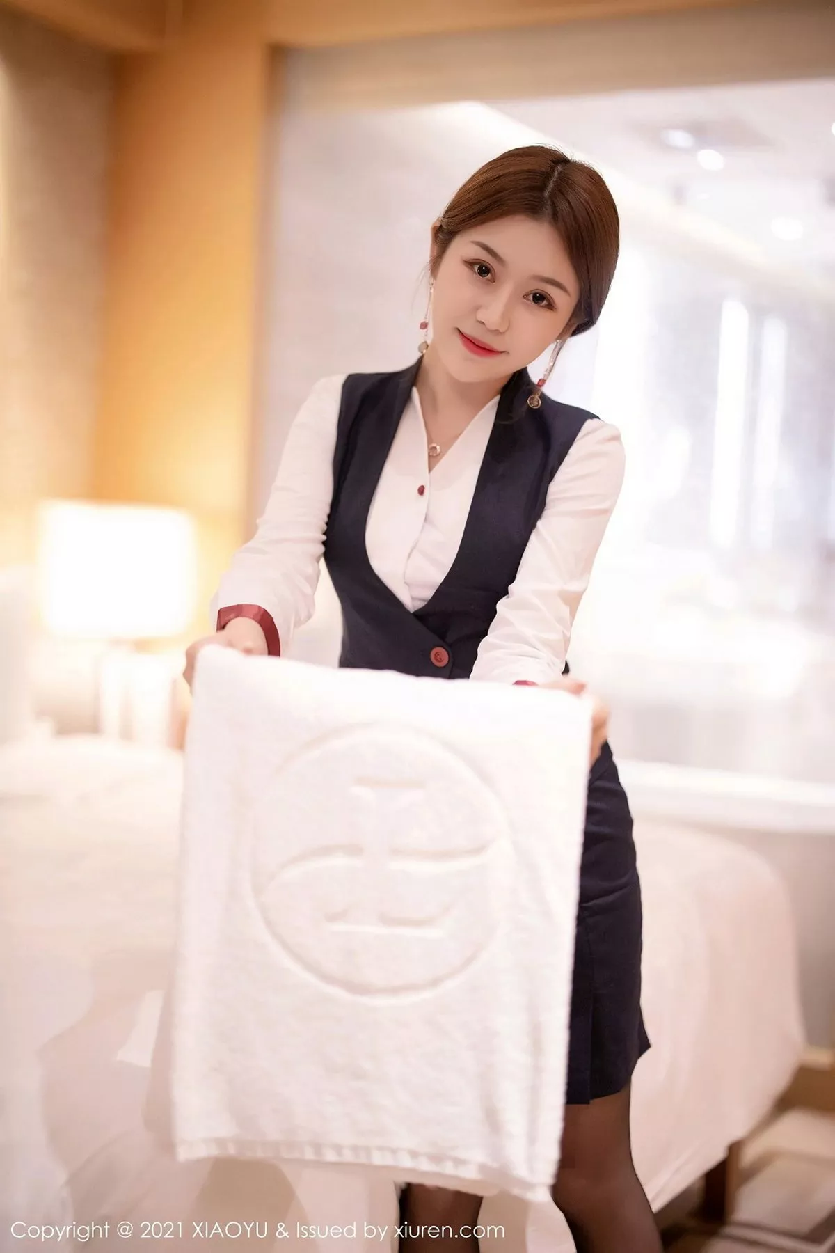 秀人集.com_[XiaoYu画语界]Vol.449_嫩模梦梵经典空乘制服半脱露红色内衣蕾丝吊袜撩人诱惑写真77P