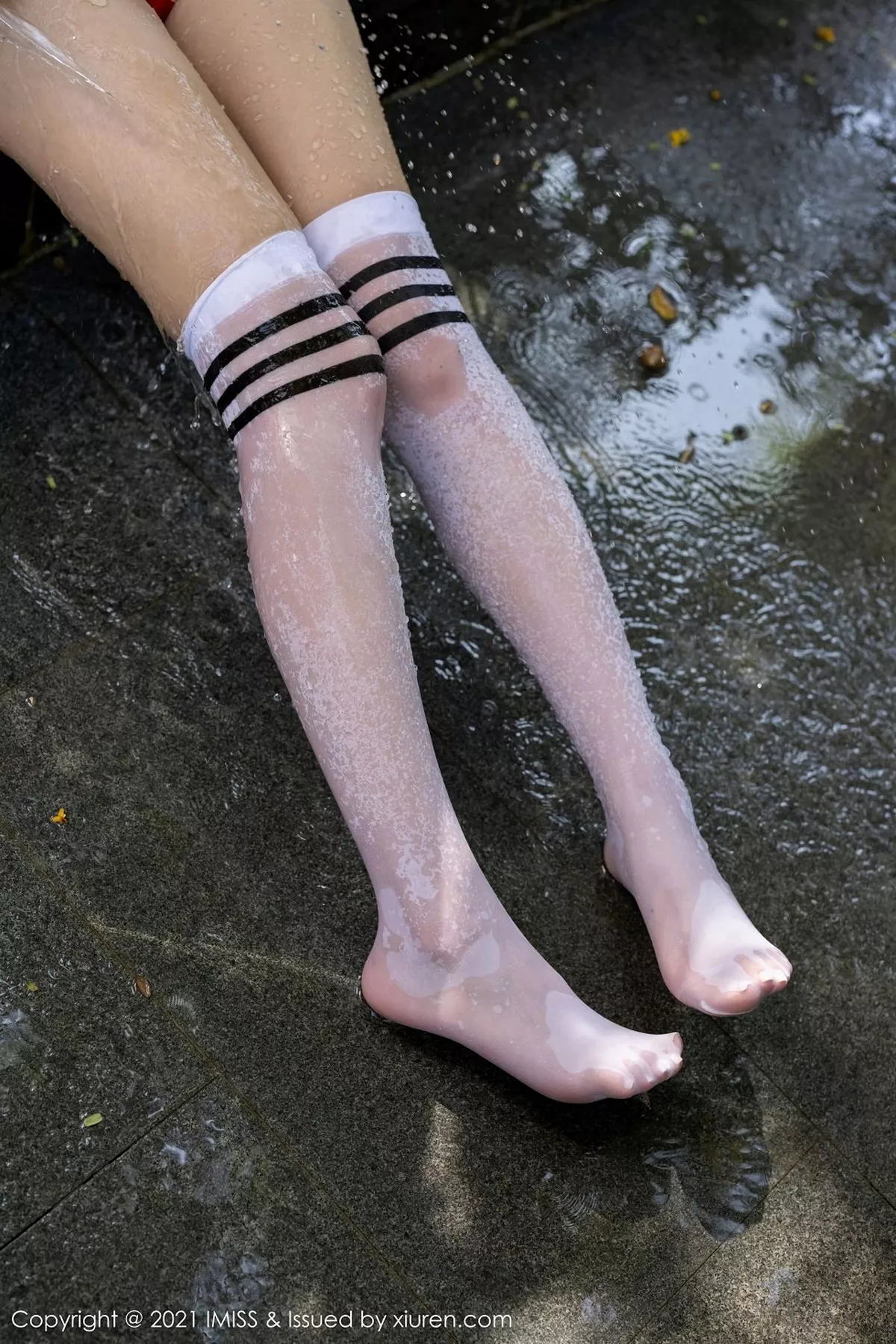 秀人集.com_[IMISS爱蜜社]Vol.542_嫩模九月生户外红色运动内衣秀完美身材泳池湿身透视诱惑写真55P