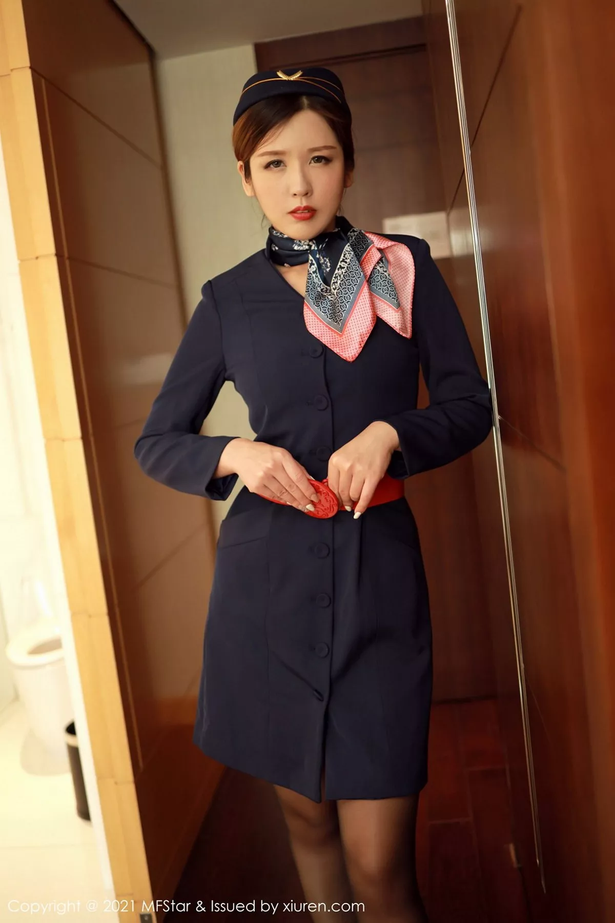 秀人集.com_[MFStar模范学院]Vol.437_嫩模Isabelle贵贵空乘职业制服主题露开档黑丝裤袜诱惑写真36P