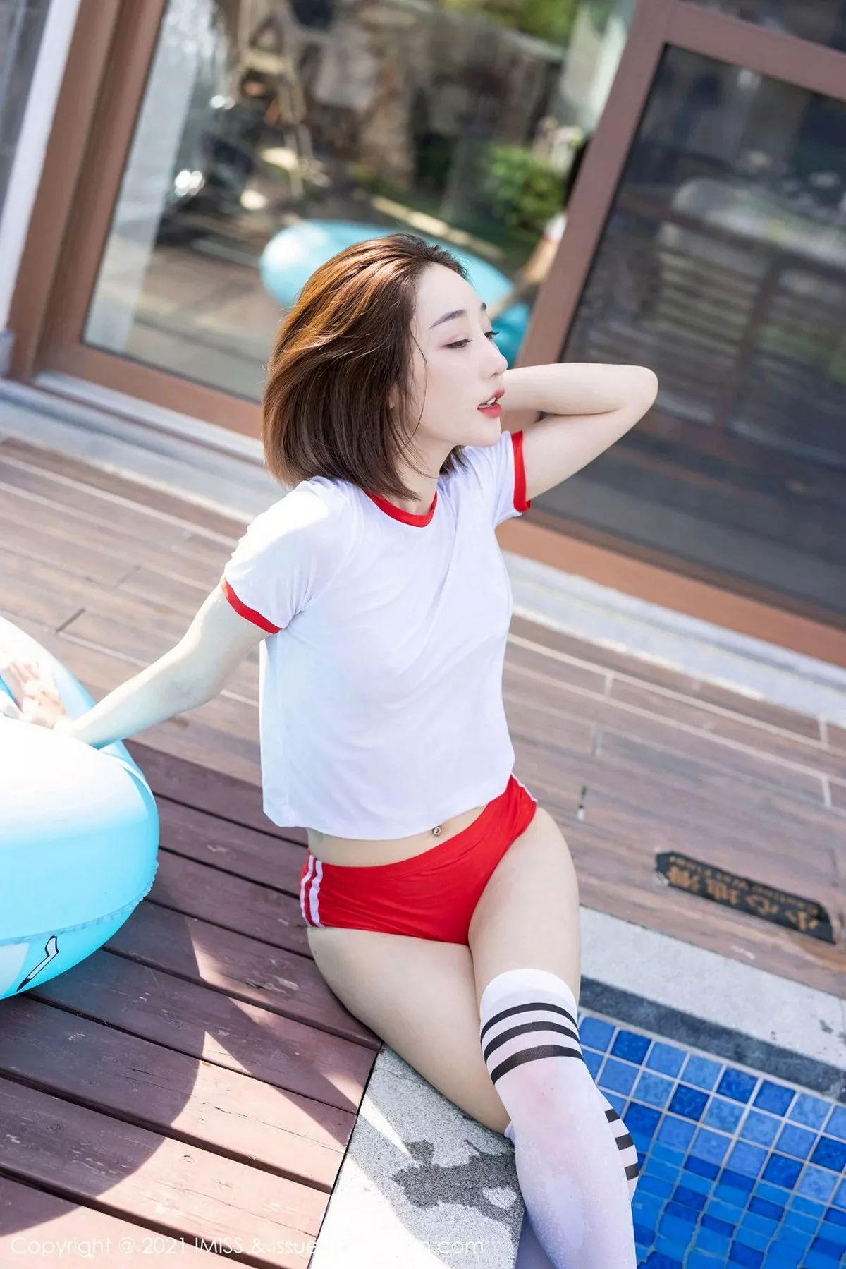 秀人集.com_[IMISS爱蜜社]Vol.542_嫩模九月生户外红色运动内衣秀完美身材泳池湿身透视诱惑写真55P