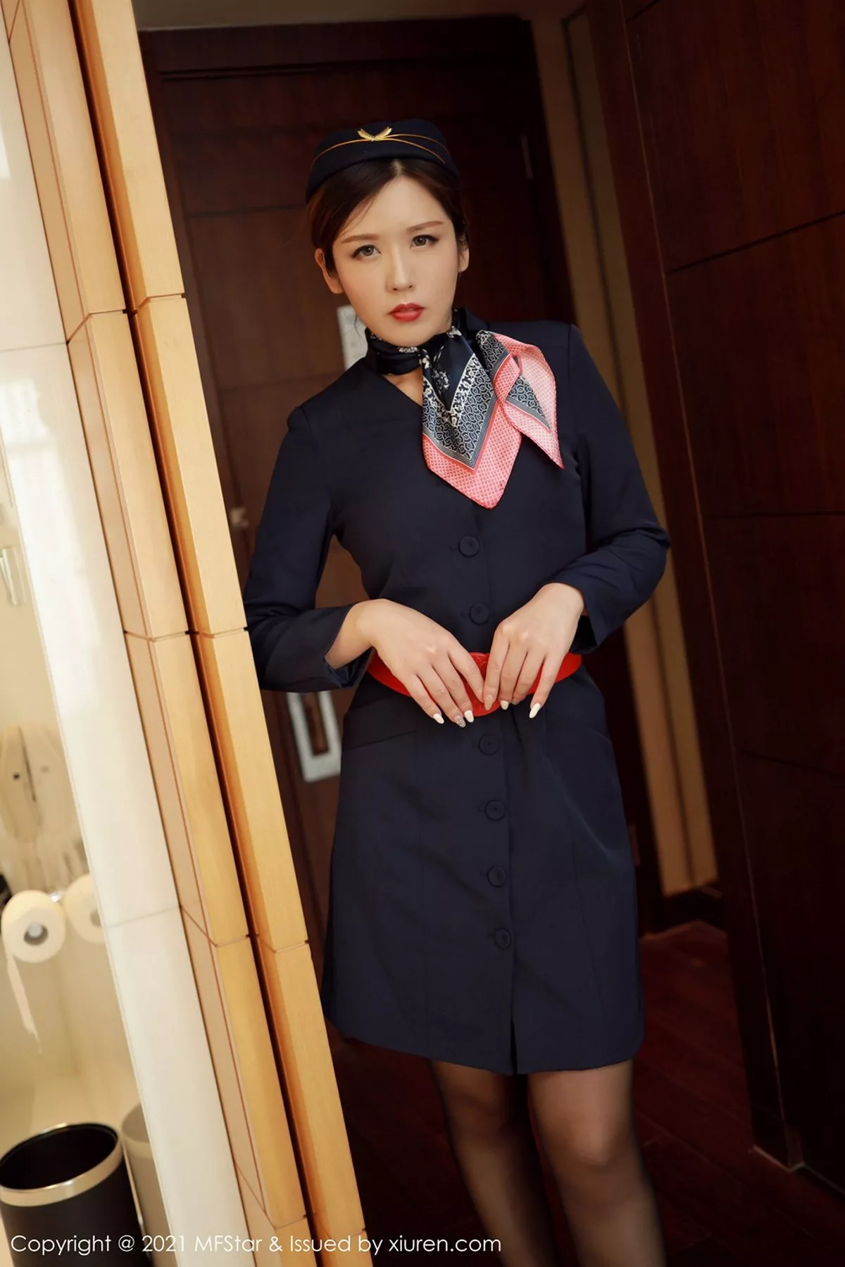 秀人集.com_[MFStar模范学院]Vol.437_嫩模Isabelle贵贵空乘职业制服主题露开档黑丝裤袜诱惑写真36P